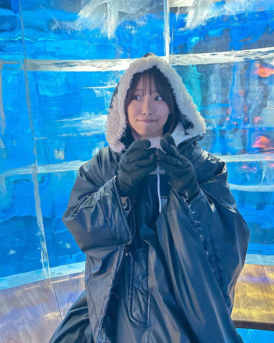 溝呂木世蘭さんのインスタグラム写真 - (溝呂木世蘭Instagram)「スウェーデン、ストックホルムにあるアイスバー♡  📍ICEBAR Stockholm  店内は−5度の世界！ 冷凍庫なみに寒いので防寒具を借りて入ります(^^)  店内のあらゆるものが氷をモチーフにしてて、 飲み物のグラスも氷！ なのでとっても冷たいの！😂  なかなかこんな寒い体験できないから楽しかったし 店内は可愛くて幻想的🫶  お酒もカラフルで可愛くて美味しい！ 寒いので早めに撤退！😂  なかなかできない体験とっても楽しかったです(^^)  #ストックホルム#Stockholm#スウェーデン#Sweden#🇸🇪#アイスバー#ICEBAR #北欧#マイナス5度の世界#ストックホルムバー#旅好き#旅行好き#旅行好きな人と繋がりたい#タビジョ#旅好き」11月2日 18時52分 - seran_0422