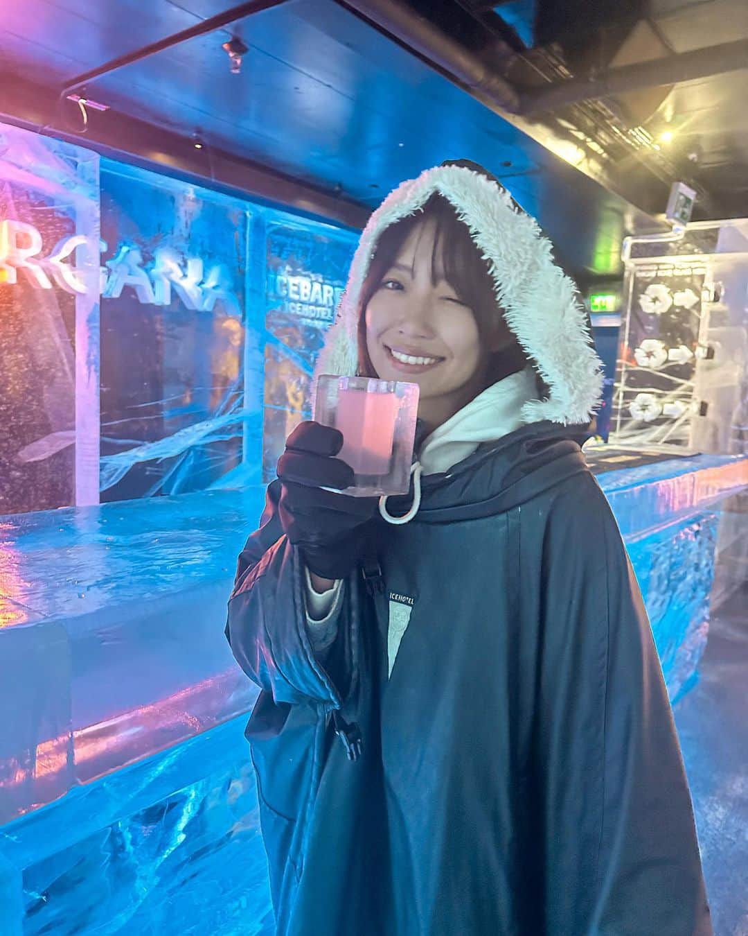 溝呂木世蘭さんのインスタグラム写真 - (溝呂木世蘭Instagram)「スウェーデン、ストックホルムにあるアイスバー♡  📍ICEBAR Stockholm  店内は−5度の世界！ 冷凍庫なみに寒いので防寒具を借りて入ります(^^)  店内のあらゆるものが氷をモチーフにしてて、 飲み物のグラスも氷！ なのでとっても冷たいの！😂  なかなかこんな寒い体験できないから楽しかったし 店内は可愛くて幻想的🫶  お酒もカラフルで可愛くて美味しい！ 寒いので早めに撤退！😂  なかなかできない体験とっても楽しかったです(^^)  #ストックホルム#Stockholm#スウェーデン#Sweden#🇸🇪#アイスバー#ICEBAR #北欧#マイナス5度の世界#ストックホルムバー#旅好き#旅行好き#旅行好きな人と繋がりたい#タビジョ#旅好き」11月2日 18時52分 - seran_0422