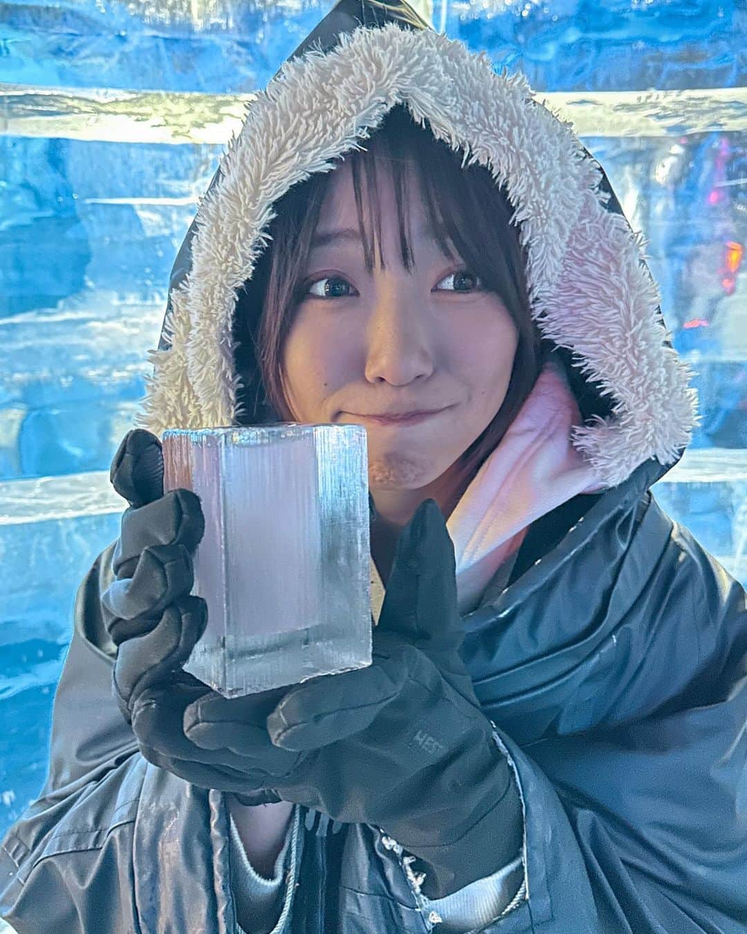 溝呂木世蘭のインスタグラム：「スウェーデン、ストックホルムにあるアイスバー♡  📍ICEBAR Stockholm  店内は−5度の世界！ 冷凍庫なみに寒いので防寒具を借りて入ります(^^)  店内のあらゆるものが氷をモチーフにしてて、 飲み物のグラスも氷！ なのでとっても冷たいの！😂  なかなかこんな寒い体験できないから楽しかったし 店内は可愛くて幻想的🫶  お酒もカラフルで可愛くて美味しい！ 寒いので早めに撤退！😂  なかなかできない体験とっても楽しかったです(^^)  #ストックホルム#Stockholm#スウェーデン#Sweden#🇸🇪#アイスバー#ICEBAR #北欧#マイナス5度の世界#ストックホルムバー#旅好き#旅行好き#旅行好きな人と繋がりたい#タビジョ#旅好き」