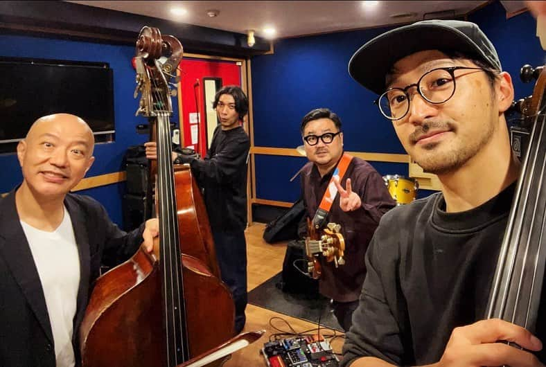 休日課長のインスタグラム：「今日のお昼、ウッドベーストリオ『Three Bass Hit』の御三方と11/10(金)に出演する【THE BASS DAY LIVE 2023】@ O-EAST(渋谷)のリハでした！本番楽しみ！チケット販売中との事です！是非！！  -------- 【THE BASS DAY LIVE 2023】　 2023年11月10日（金）  開場18:00 開演19:00 @ Spotify O-EAST (https://shibuya-o.com/east/)  『Three Bass Hit』 須長和広さん 安ヵ川大樹さん 古賀圭侑さん guest 休日課長  チケット等公演詳細は @thebassday_1111 のプロフィールリンクのofficial siteにて！ --------」