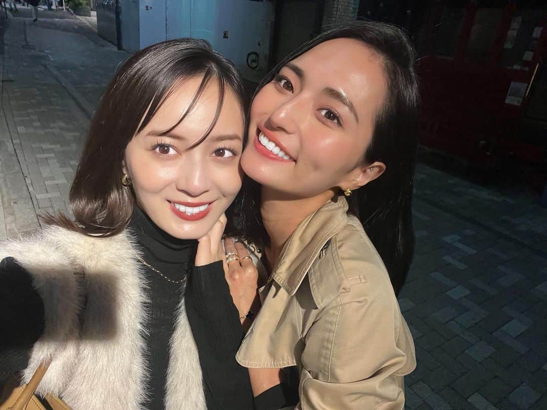 山賀琴子のインスタグラム：「久々の麻美🤍  色んな話をしてると時間が過ぎるのが本当にあっという間！ はー楽しかった🫶🏻大好きありがと😘」