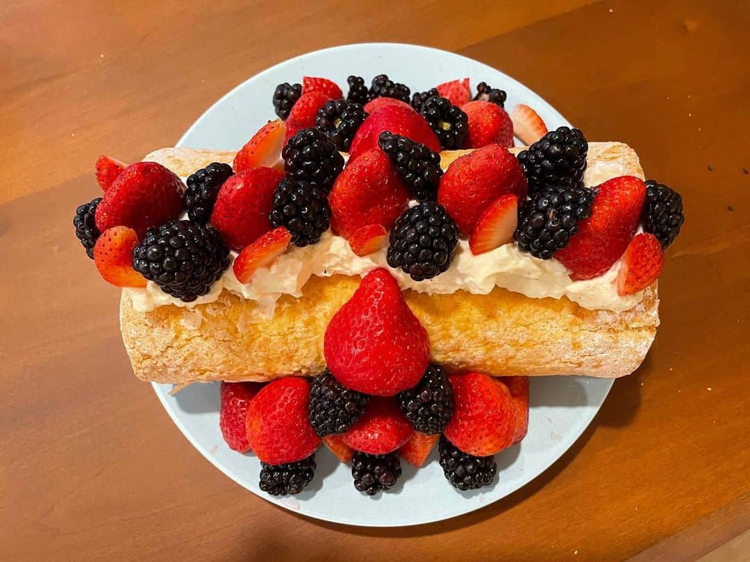 アグネス・チャンのインスタグラム：「My daughter in law made this birthday cake for my son. Really yummy. So sweet❤️」