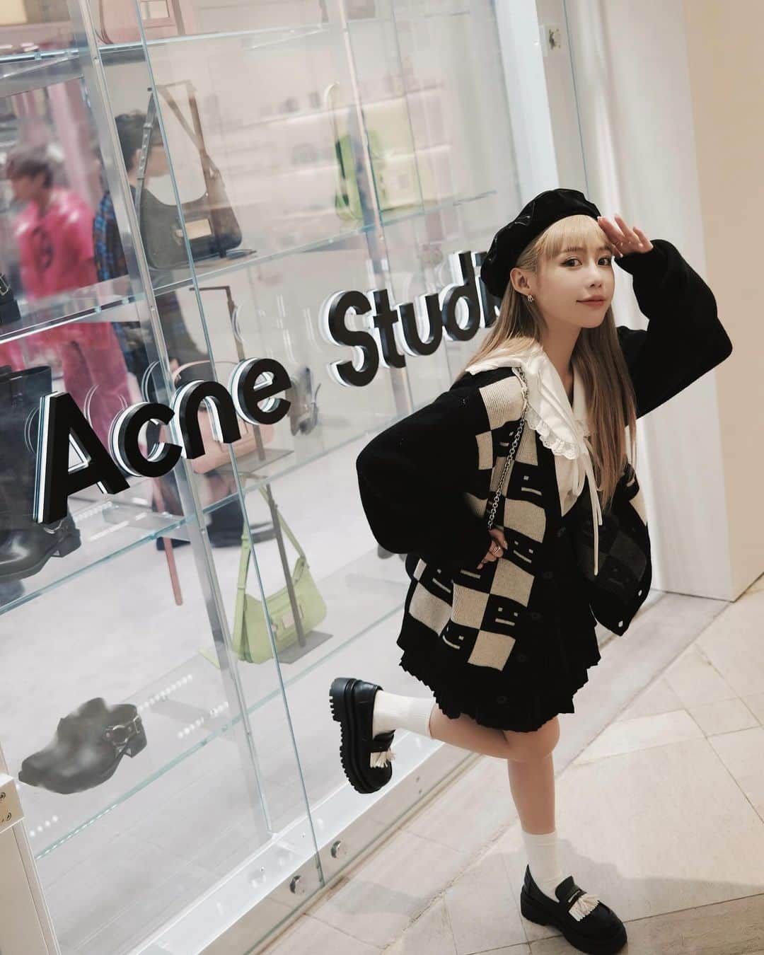 紀卜心のインスタグラム：「•__• 不是11月了嗎 怎麼還這麼熱🥵 我毛衣已經準備好了!  @acnestudios 來台北開幕啦 新光A9 逛完可以再去對面A11 Moody😝」