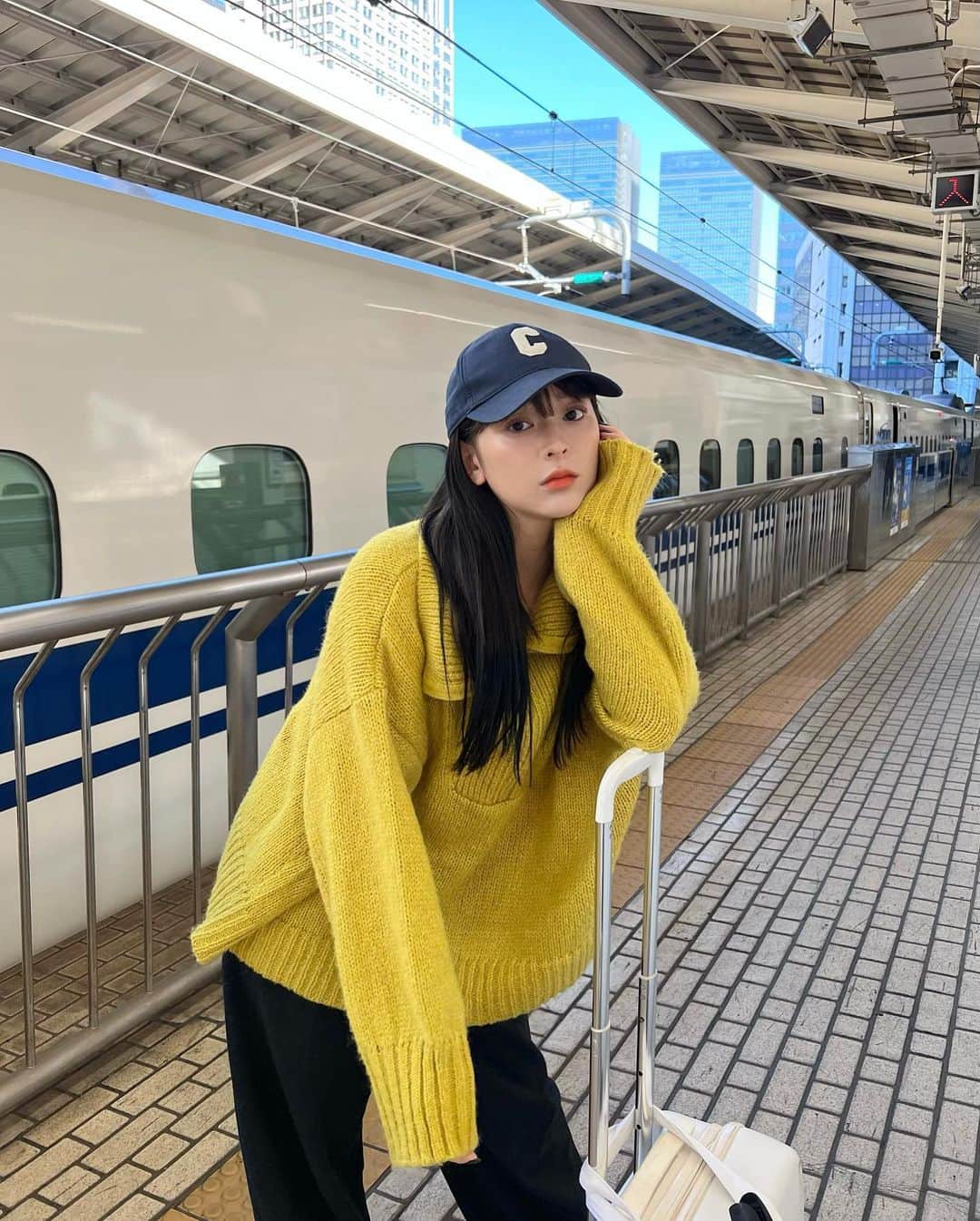 古川貴絵のインスタグラム：「名古屋帰ってきた🚅​ 移動はゆるゆるコーデ◎​ ​ 珍しくきいろの💛💛​ 最近色物ハマってるの💛💛​ ​ ジップの開け具合で雰囲気変わるし、Tシャツ合わせとかもかわいい◎​ ​ ストーリーにURL貼ってあるよ〜！​ ​ #158#classicalelf#クラシカルエルフ#エルフコーデ#タイアップ#JAVA#ジャバ​ ​ @classicalelf_official」