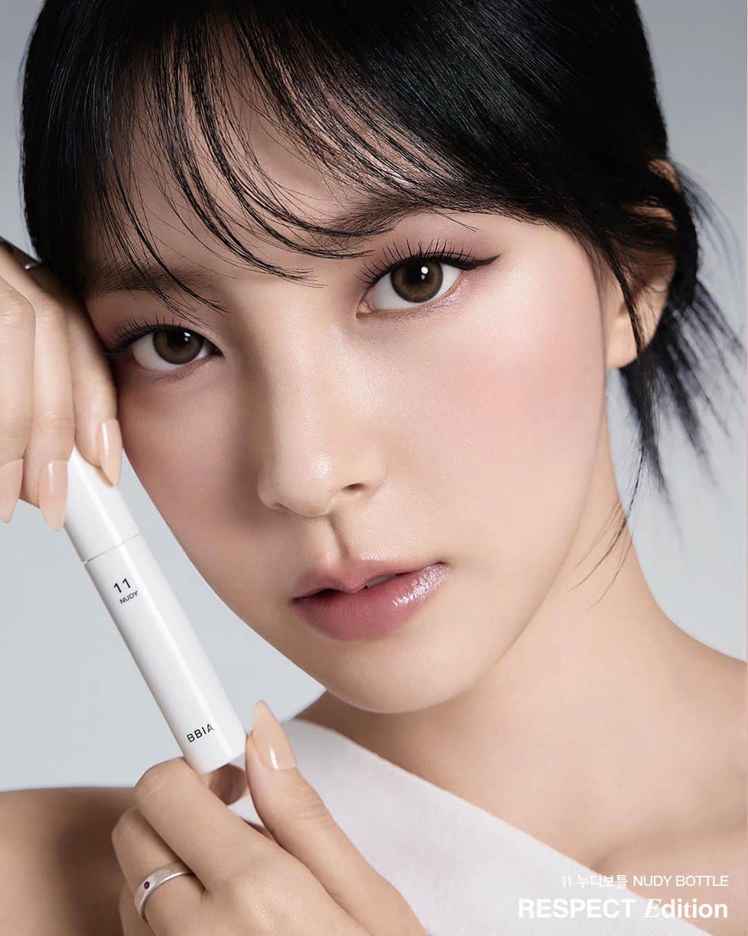 삐아 공식 인스타그램さんのインスタグラム写真 - (삐아 공식 인스타그램Instagram)「NEW 리스펙 에디션   RESPECT EDITION  글로우 립 틴트   투명하게 빛나는 #물빛글로우  무겁고 답답한 느낌 없는 촉촉한 광감  삐아가 선보이는 F/W 새로운 컬러의 글로우 립 틴트 🩶 11,000 > 8,800원 (20% OFF)   11 누디 보틀  미드톤의 누디 베이지   12 코코 보틀  딥한 초콜렛 브라운   13 마룬 보틀  딥한 플럼 브라운   글로우 립 틴트 NEW 컬러 , 공식몰에서 만나보세요.  #BBIA #삐아 #리스펙에디션 #리스펙 #가을메이크업 #FW메이크업 #스모키메이크업 #음영메이크업 #라떼메이크업 #뮤트메이크업」11月2日 18時57分 - bbia.official