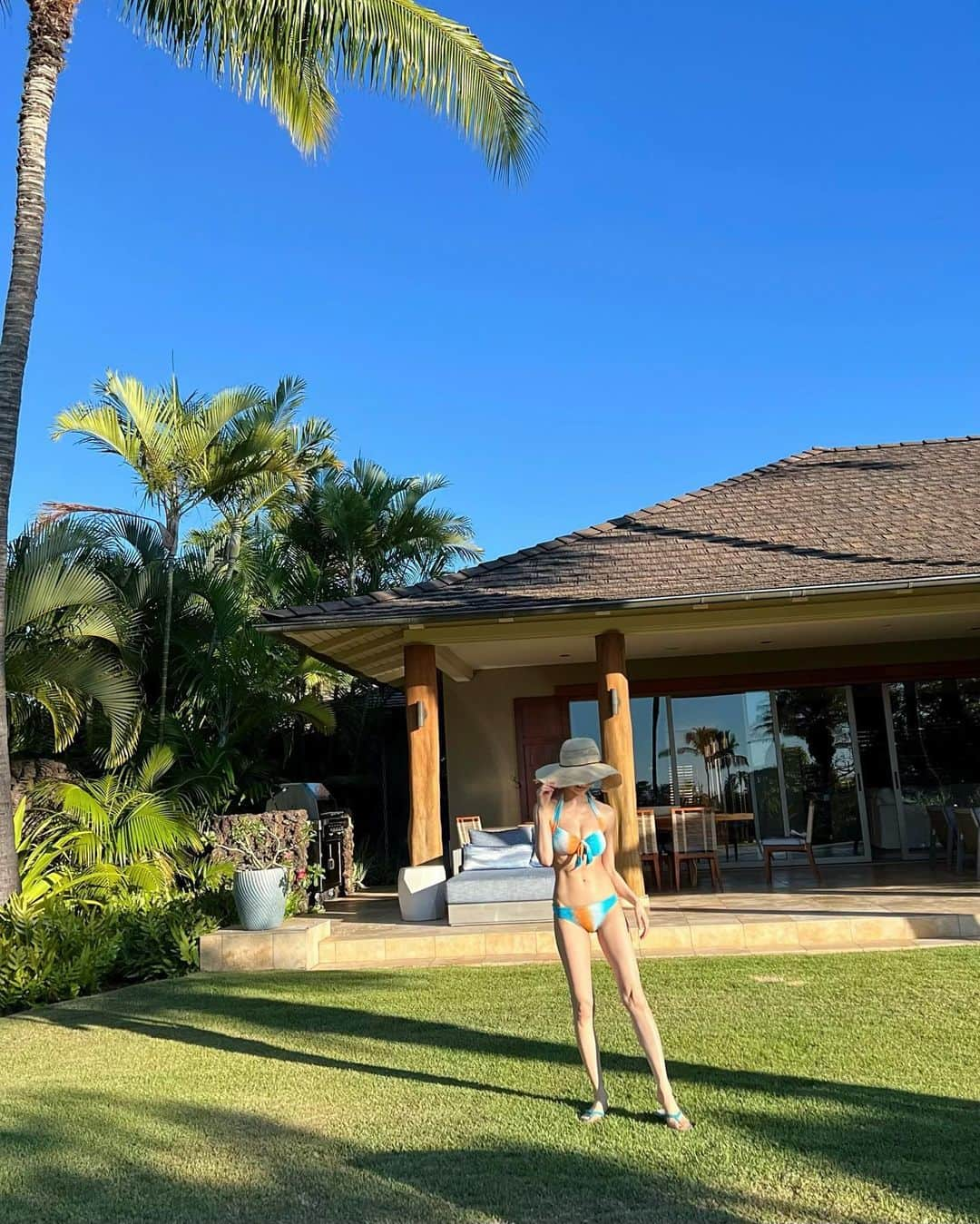 三好ユウのインスタグラム：「ハワイの友人宅へ🏝️I am staying with a friend in Hawaii. ⁡ しばらくのんびりします〜🫶 今日も天国です👼何もしないしあわせ！ ⁡ 日差しはまだまだ暑いけどプールは少し寒いです👀 8月に来た時より少し日の入りが早くなりました。 ⁡ ⁡  #ハワイ#ハワイ大好き#ハワイ島#タビジョ#旅行好きな人と繋がりたい#リゾート#粉我#좋아요환영#좋아요그램#데일#hawaii#fourseasons #tabijo#tabinikki#trip#japanese #travel#swimwear」