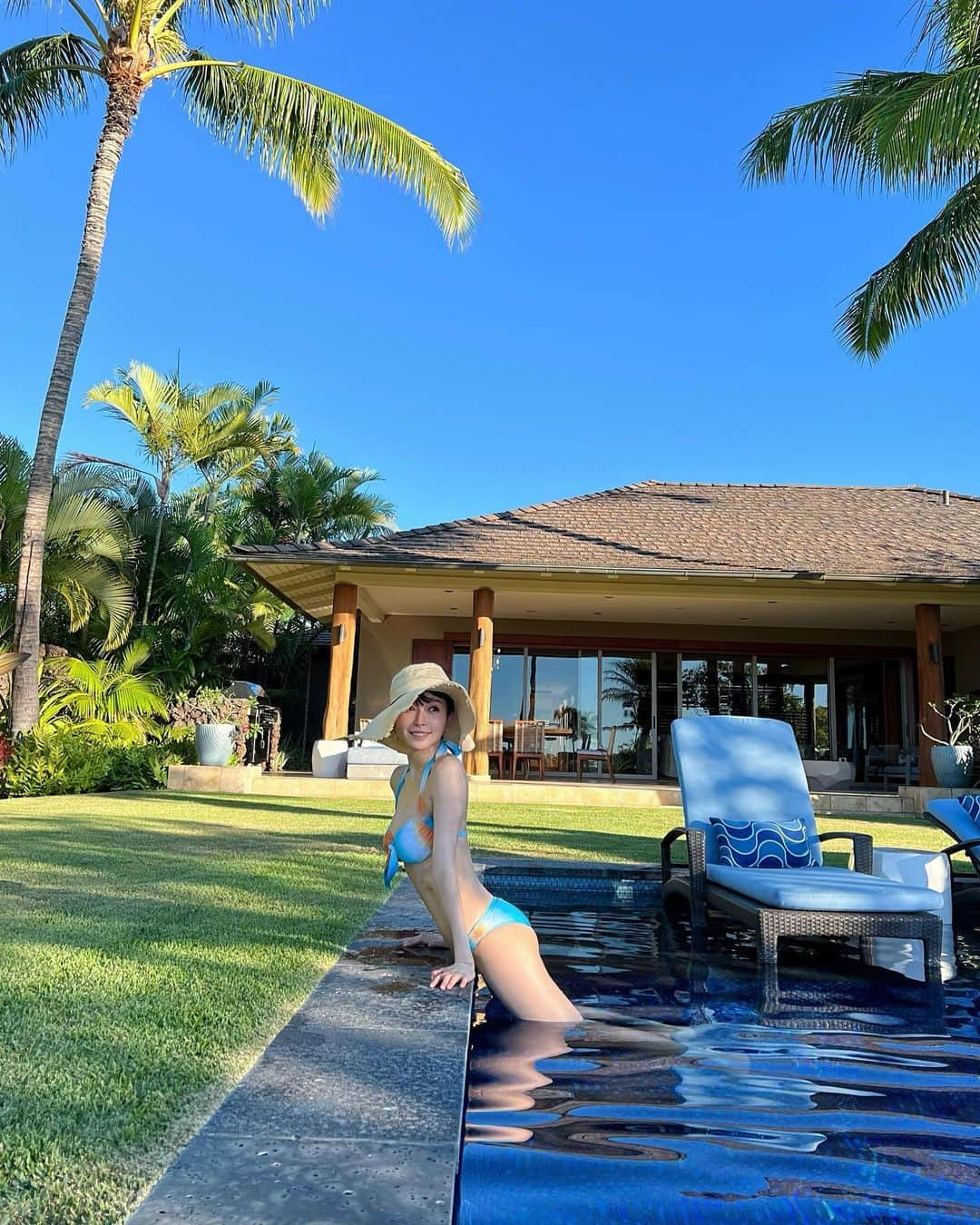 三好ユウさんのインスタグラム写真 - (三好ユウInstagram)「ハワイの友人宅へ🏝️I am staying with a friend in Hawaii. ⁡ しばらくのんびりします〜🫶 今日も天国です👼何もしないしあわせ！ ⁡ 日差しはまだまだ暑いけどプールは少し寒いです👀 8月に来た時より少し日の入りが早くなりました。 ⁡ ⁡  #ハワイ#ハワイ大好き#ハワイ島#タビジョ#旅行好きな人と繋がりたい#リゾート#粉我#좋아요환영#좋아요그램#데일#hawaii#fourseasons #tabijo#tabinikki#trip#japanese #travel#swimwear」11月2日 18時58分 - yuu_5240