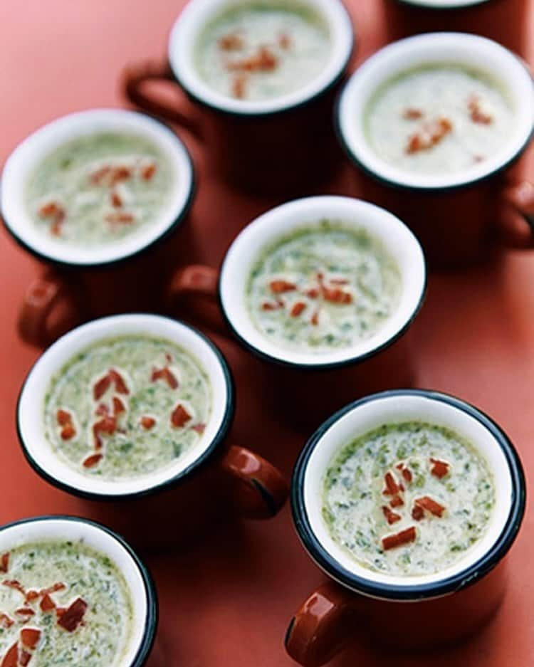 ナイジェラ・ローソンのインスタグラム：「Spinach and Coconut Soup is #RecipeOfTheDay – and it could hardly be simpler or speedier to make! And to get the recipe, click on link in bio. Most of you may know what’s meant by “click on link in bio”, so just skip this bit, but for those who don’t, let me explain: tap on my name right up top, which will take you to a page that has a link on it that says www.nigella.com/instagram. When you click on this link, it will take you to a page of photographs: click on the photograph you want the recipe for – you sometimes have to tap a couple of times for some reason – and you will be taken to it!  And just to remind you, I’m filming this week, so will just be on posting mode, not responding mode, I’m afraid!」