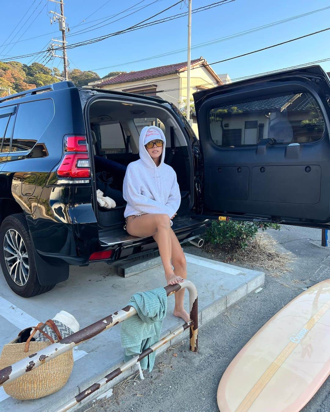 Satomi Biancaのインスタグラム：「🏄🏼‍♀️🛻💛 　 波情報見たのに全く波がなかった日 　 まあ、そういう日もあるよね😌💭 　  @takuishida_ のパーソナルトレーニングのおかげで お尻だいぶ丸くなってきた🍑🔥 　　 　　 ただ最近、運動量減っちゃったから ウォーキング復活させよ👟」
