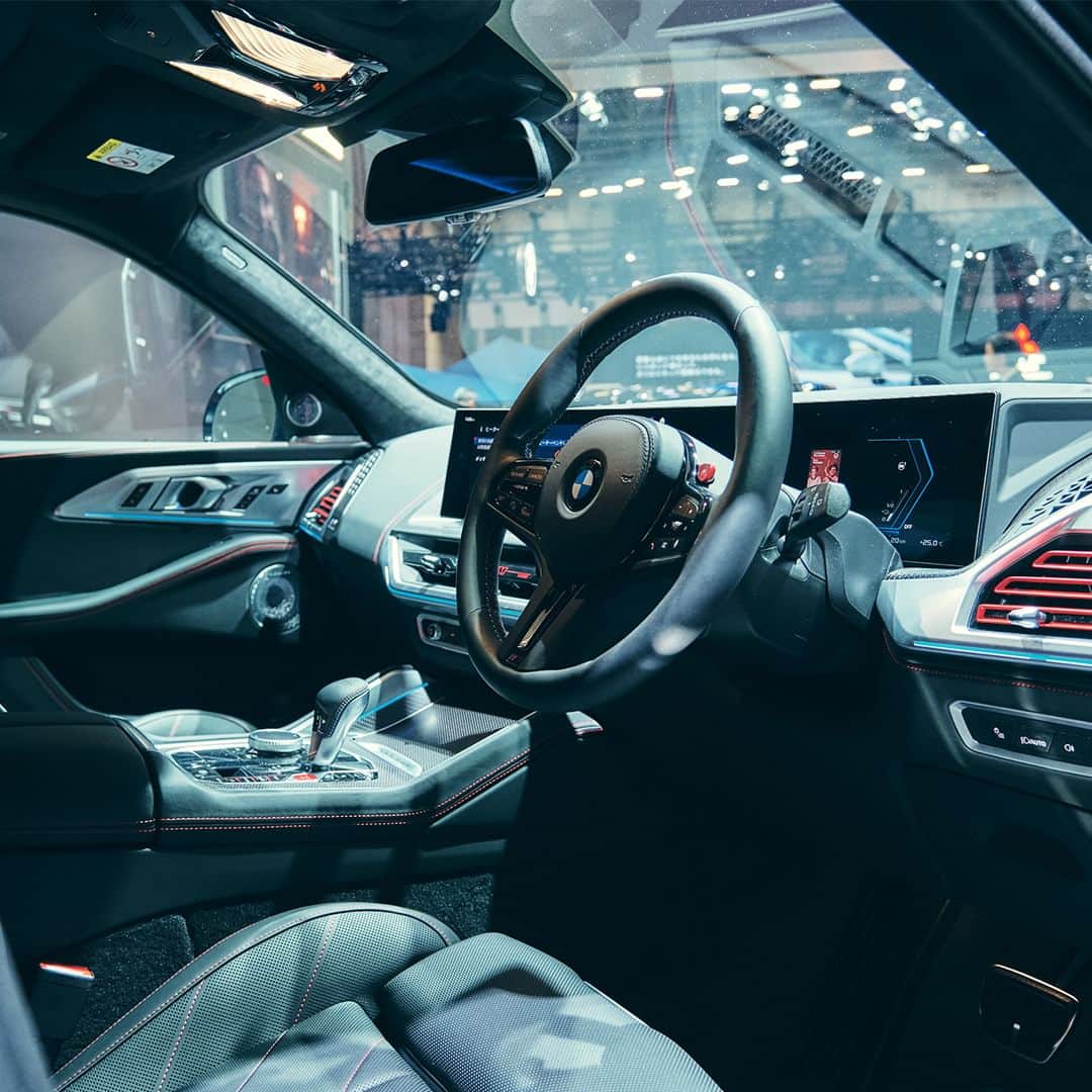 BMW Japanさんのインスタグラム写真 - (BMW JapanInstagram)「国内限定15台「BMW XM Label Red」。鮮やかな赤のアクセントカラーが視線を奪い、より鮮烈で精悍なスタイリングへと進化した稀少なリミテッド・エディション。本モデルはJAPAN MOBILITY SHOWの期間中のみ、会場にて実車をご覧いただけます。  搭載されたプラグイン・ハイブリッド・システム。4.4ℓのV型8気筒DOHC M ツインパワー・ターボ・ガソリン・エンジンと電気モーターが緊密かつ効率的に連携。  システム・トータル最高出力は550kW〔748ps〕*、システム・トータル最大トルクは1,000Nm〔102.0kgm〕*という桁違いのパフォーマンスを生み出します。0-100km/h加速は3.8秒*を達成。強烈なアクセレーションと心揺さぶるMのサウンドが、新次元の昂奮を呼び起こします。  ※ヨーロッパ仕様車暫定値（参考値） ※お申込多数の場合は抽選での販売となります。  イベント詳細は @bmwjapan アカウントトップのURLからチェック。  #BMW #駆けぬける歓び #BMWJapan #BMWXM #BMWXMLabelRed #JapanMobilityShow #JMS2023 #ジャパンモビリティショー」11月2日 19時00分 - bmwjapan