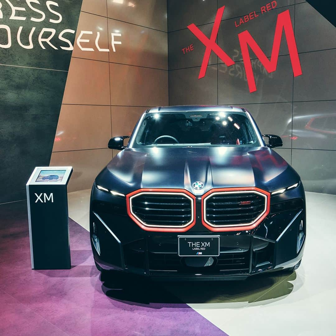 BMW Japanさんのインスタグラム写真 - (BMW JapanInstagram)「国内限定15台「BMW XM Label Red」。鮮やかな赤のアクセントカラーが視線を奪い、より鮮烈で精悍なスタイリングへと進化した稀少なリミテッド・エディション。本モデルはJAPAN MOBILITY SHOWの期間中のみ、会場にて実車をご覧いただけます。  搭載されたプラグイン・ハイブリッド・システム。4.4ℓのV型8気筒DOHC M ツインパワー・ターボ・ガソリン・エンジンと電気モーターが緊密かつ効率的に連携。  システム・トータル最高出力は550kW〔748ps〕*、システム・トータル最大トルクは1,000Nm〔102.0kgm〕*という桁違いのパフォーマンスを生み出します。0-100km/h加速は3.8秒*を達成。強烈なアクセレーションと心揺さぶるMのサウンドが、新次元の昂奮を呼び起こします。  ※ヨーロッパ仕様車暫定値（参考値） ※お申込多数の場合は抽選での販売となります。  イベント詳細は @bmwjapan アカウントトップのURLからチェック。  #BMW #駆けぬける歓び #BMWJapan #BMWXM #BMWXMLabelRed #JapanMobilityShow #JMS2023 #ジャパンモビリティショー」11月2日 19時00分 - bmwjapan