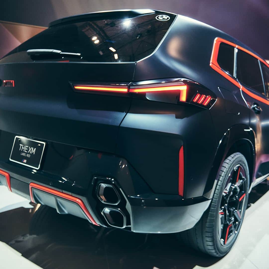BMW Japanさんのインスタグラム写真 - (BMW JapanInstagram)「国内限定15台「BMW XM Label Red」。鮮やかな赤のアクセントカラーが視線を奪い、より鮮烈で精悍なスタイリングへと進化した稀少なリミテッド・エディション。本モデルはJAPAN MOBILITY SHOWの期間中のみ、会場にて実車をご覧いただけます。  搭載されたプラグイン・ハイブリッド・システム。4.4ℓのV型8気筒DOHC M ツインパワー・ターボ・ガソリン・エンジンと電気モーターが緊密かつ効率的に連携。  システム・トータル最高出力は550kW〔748ps〕*、システム・トータル最大トルクは1,000Nm〔102.0kgm〕*という桁違いのパフォーマンスを生み出します。0-100km/h加速は3.8秒*を達成。強烈なアクセレーションと心揺さぶるMのサウンドが、新次元の昂奮を呼び起こします。  ※ヨーロッパ仕様車暫定値（参考値） ※お申込多数の場合は抽選での販売となります。  イベント詳細は @bmwjapan アカウントトップのURLからチェック。  #BMW #駆けぬける歓び #BMWJapan #BMWXM #BMWXMLabelRed #JapanMobilityShow #JMS2023 #ジャパンモビリティショー」11月2日 19時00分 - bmwjapan