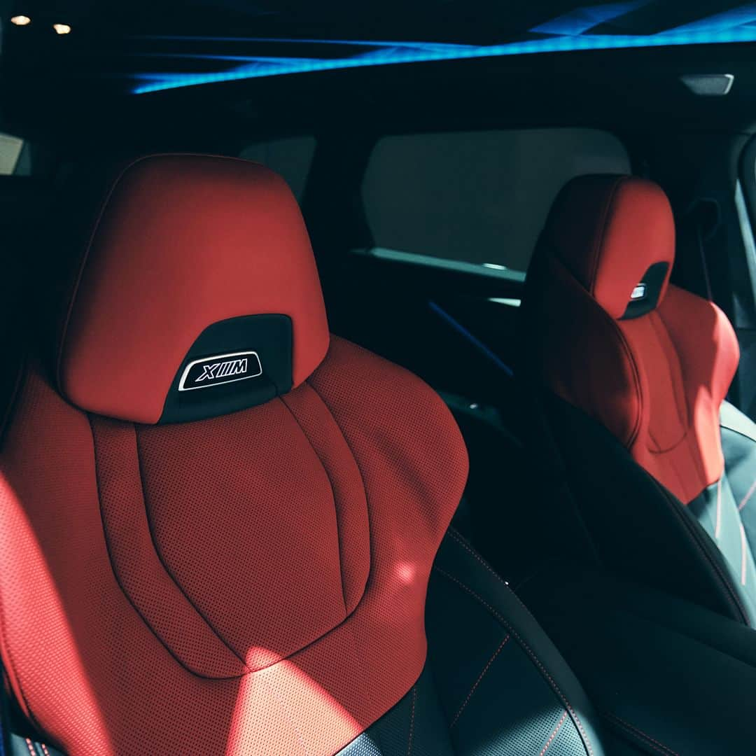 BMW Japanさんのインスタグラム写真 - (BMW JapanInstagram)「国内限定15台「BMW XM Label Red」。鮮やかな赤のアクセントカラーが視線を奪い、より鮮烈で精悍なスタイリングへと進化した稀少なリミテッド・エディション。本モデルはJAPAN MOBILITY SHOWの期間中のみ、会場にて実車をご覧いただけます。  搭載されたプラグイン・ハイブリッド・システム。4.4ℓのV型8気筒DOHC M ツインパワー・ターボ・ガソリン・エンジンと電気モーターが緊密かつ効率的に連携。  システム・トータル最高出力は550kW〔748ps〕*、システム・トータル最大トルクは1,000Nm〔102.0kgm〕*という桁違いのパフォーマンスを生み出します。0-100km/h加速は3.8秒*を達成。強烈なアクセレーションと心揺さぶるMのサウンドが、新次元の昂奮を呼び起こします。  ※ヨーロッパ仕様車暫定値（参考値） ※お申込多数の場合は抽選での販売となります。  イベント詳細は @bmwjapan アカウントトップのURLからチェック。  #BMW #駆けぬける歓び #BMWJapan #BMWXM #BMWXMLabelRed #JapanMobilityShow #JMS2023 #ジャパンモビリティショー」11月2日 19時00分 - bmwjapan