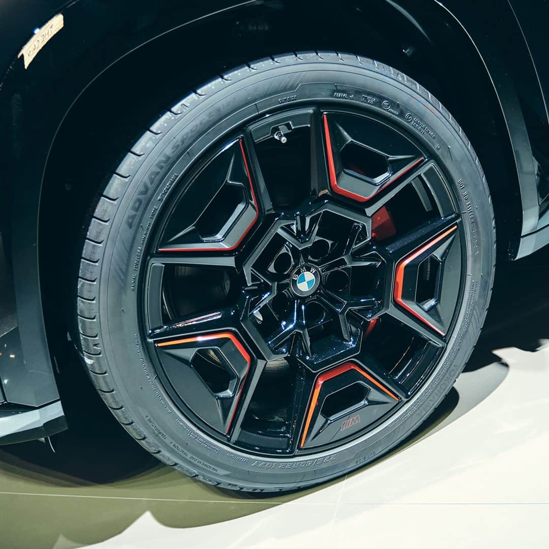 BMW Japanさんのインスタグラム写真 - (BMW JapanInstagram)「国内限定15台「BMW XM Label Red」。鮮やかな赤のアクセントカラーが視線を奪い、より鮮烈で精悍なスタイリングへと進化した稀少なリミテッド・エディション。本モデルはJAPAN MOBILITY SHOWの期間中のみ、会場にて実車をご覧いただけます。  搭載されたプラグイン・ハイブリッド・システム。4.4ℓのV型8気筒DOHC M ツインパワー・ターボ・ガソリン・エンジンと電気モーターが緊密かつ効率的に連携。  システム・トータル最高出力は550kW〔748ps〕*、システム・トータル最大トルクは1,000Nm〔102.0kgm〕*という桁違いのパフォーマンスを生み出します。0-100km/h加速は3.8秒*を達成。強烈なアクセレーションと心揺さぶるMのサウンドが、新次元の昂奮を呼び起こします。  ※ヨーロッパ仕様車暫定値（参考値） ※お申込多数の場合は抽選での販売となります。  イベント詳細は @bmwjapan アカウントトップのURLからチェック。  #BMW #駆けぬける歓び #BMWJapan #BMWXM #BMWXMLabelRed #JapanMobilityShow #JMS2023 #ジャパンモビリティショー」11月2日 19時00分 - bmwjapan