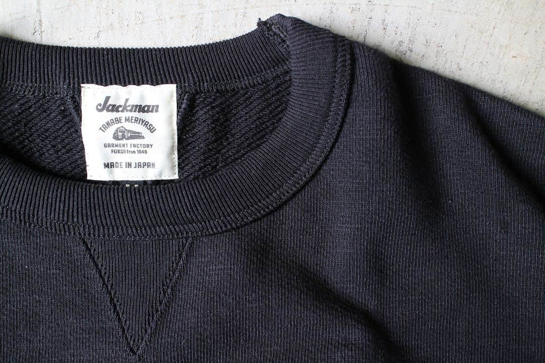のインスタグラム：「▽ FW23 GG SWEAT CREWNECK JM7292 100%COTTON ￥17,600 Color: 07Black  毎シーズンリリースするお色 ブラック  太い番手の国産糸を使用し 日本国内で編み立てた GG(ガラガラ)裏毛素材の スウエットクルーネックシャツ  肉厚感を重視しながら 着心地を良くするために身巾と肩巾を拡げ 肩傾斜を付けることで 袖を下げた際の窮屈感を解消 二の腕から袖口にかけてゆとりをもたせました  また着用時の快適さを出すため 主要部分をフラットシーマ縫製に変更 肌あたりを改良しました  首元のガセット(マチ)は前後に配し 着脱時の伸縮を補助 首フライスの伸びを防止します  このお色は 汗をかいたらお洗濯していただき 乾燥前には形を整えて 風通しの良い場所で 陰干ししていただけると 変色の速度が落ちて 永く着用できます   The GG (Garagara) Sweat Crewneck is made from French terry fabric knitted in Japan using thick, Japan-made yarn.  The solid colors emphasize a thicker feel, while the heather colors blend several colors of twisted yarn to create a well-balanced, grainy feel. Last season, we widened body and shoulder widths to improve comfort, sloped the shoulders to eliminate tightness when arms are lowered, and added more ease from the arms to the cuffs. We also switched to flat seam stitching in key areas to improve the feeling of the piece against the skin and its comfort when worn and added gussets at the front and back of the neckline, which allows for greater elasticity when putting it on and taking it off and prevents the collar from stretching out.」