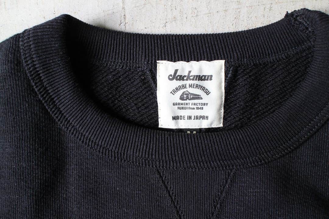Jackmanさんのインスタグラム写真 - (JackmanInstagram)「▽ FW23 GG SWEAT CREWNECK JM7292 100%COTTON ￥17,600 Color: 07Black  毎シーズンリリースするお色 ブラック  太い番手の国産糸を使用し 日本国内で編み立てた GG(ガラガラ)裏毛素材の スウエットクルーネックシャツ  肉厚感を重視しながら 着心地を良くするために身巾と肩巾を拡げ 肩傾斜を付けることで 袖を下げた際の窮屈感を解消 二の腕から袖口にかけてゆとりをもたせました  また着用時の快適さを出すため 主要部分をフラットシーマ縫製に変更 肌あたりを改良しました  首元のガセット(マチ)は前後に配し 着脱時の伸縮を補助 首フライスの伸びを防止します  このお色は 汗をかいたらお洗濯していただき 乾燥前には形を整えて 風通しの良い場所で 陰干ししていただけると 変色の速度が落ちて 永く着用できます   The GG (Garagara) Sweat Crewneck is made from French terry fabric knitted in Japan using thick, Japan-made yarn.  The solid colors emphasize a thicker feel, while the heather colors blend several colors of twisted yarn to create a well-balanced, grainy feel. Last season, we widened body and shoulder widths to improve comfort, sloped the shoulders to eliminate tightness when arms are lowered, and added more ease from the arms to the cuffs. We also switched to flat seam stitching in key areas to improve the feeling of the piece against the skin and its comfort when worn and added gussets at the front and back of the neckline, which allows for greater elasticity when putting it on and taking it off and prevents the collar from stretching out.」11月2日 19時00分 - jackman_official