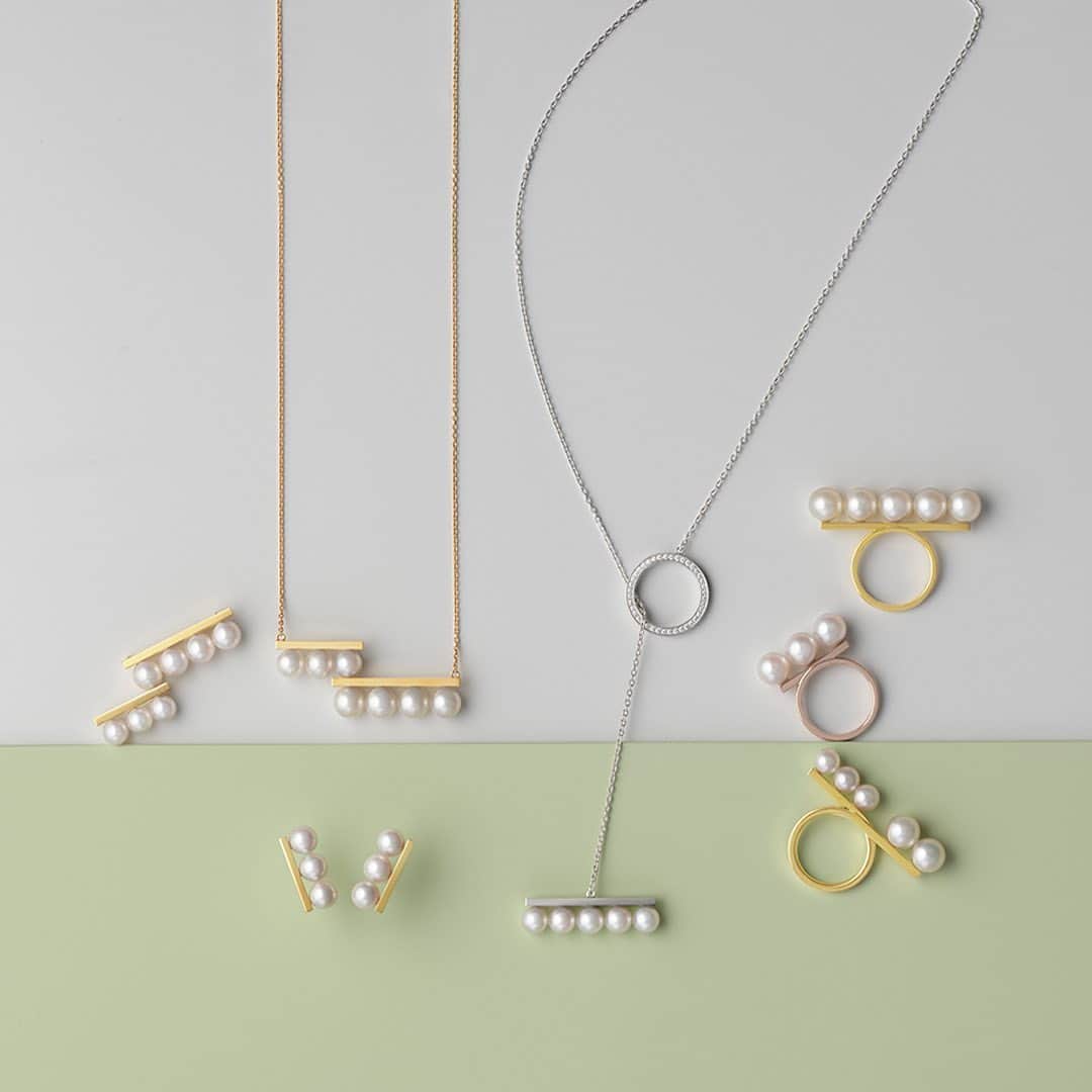 TASAKIのインスタグラム：「The fusion of solid gold and pearls creates a beautiful harmonious combination. TASAKI’s ‘balance’ collection presents a contemporary and refined way to appreciate pearls.  ソリッドなゴールドとオーガニックなパールが織りなす調和の美。 TASAKIを象徴する「balance (バランス)」は、パールを上品かつモダンに楽しめるアイコンジュエリーです。  #TASAKI #TASAKIbalance #TASAKIpearl」