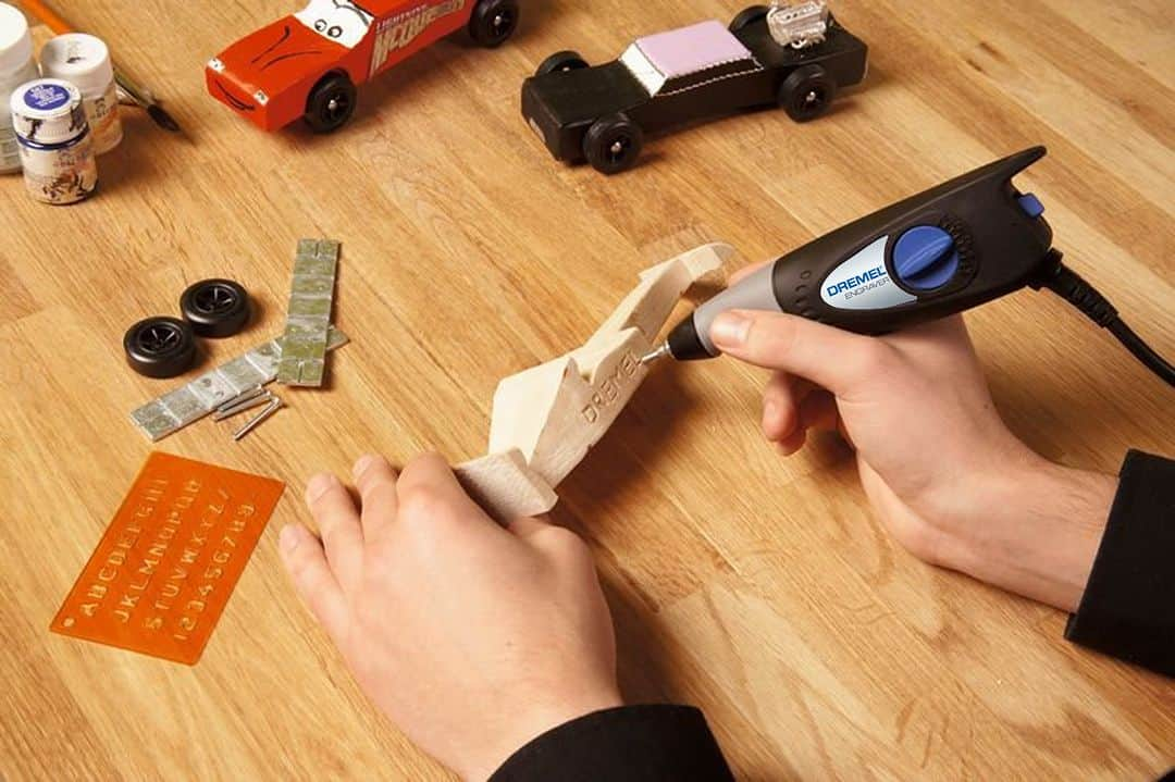 DREMEL JAPANのインスタグラム：「🚗に模様を施す😎 .⁠ .⁠ .⁠ #彫刻 #電動彫字機」