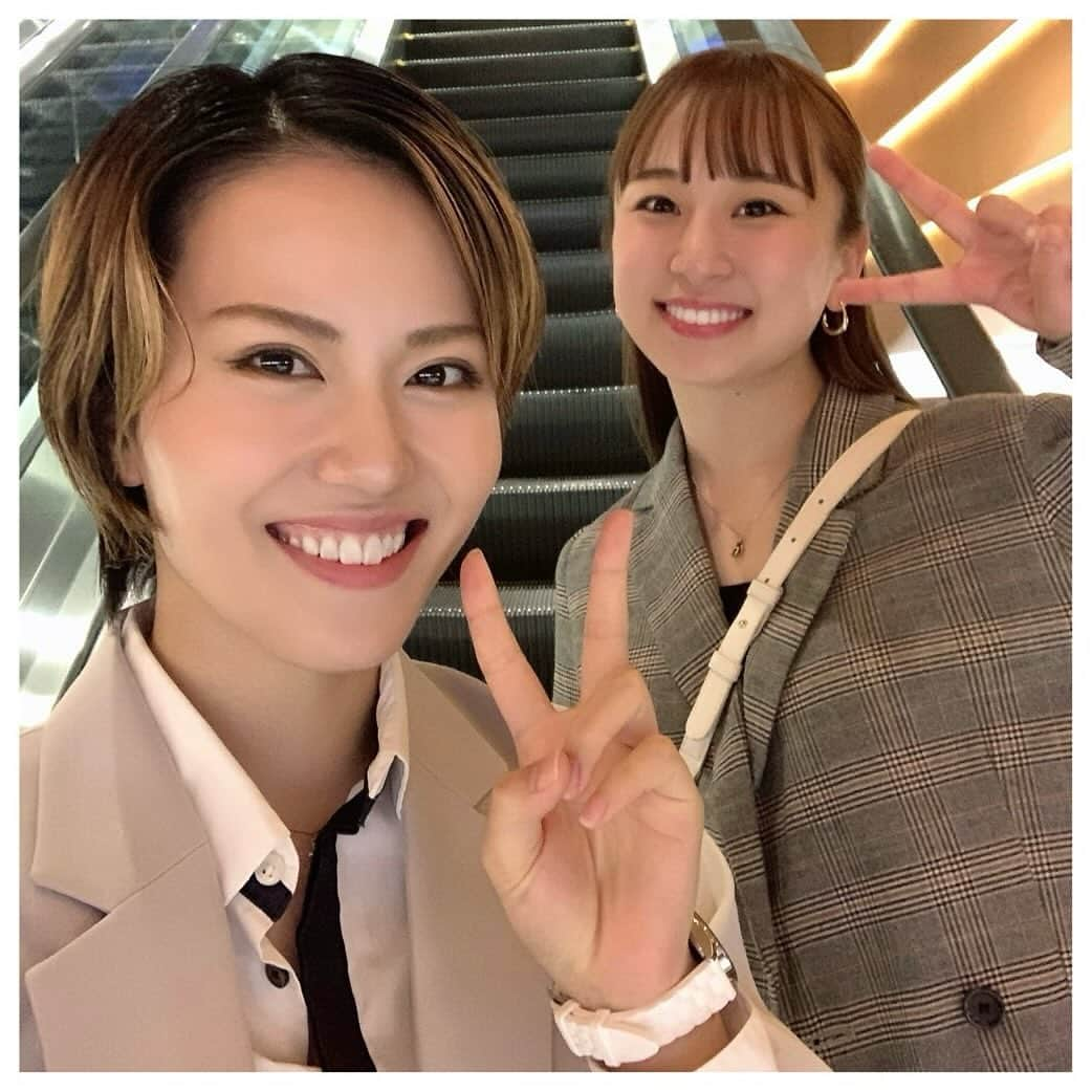 飛龍つかささんのインスタグラム写真 - (飛龍つかさInstagram)「皆さま、こんばんは🐉✨ ⁡ 先日、和央ようかさんの35th記念コンサートを観に行かせて頂いて参りました❣️ 茉玲さや那(まゆ)と🥰✨ ⁡ スラッとした素晴らし過ぎる神スタイルと、オーラと歌声が素敵過ぎて、ダンスまで見られて‼️幸せ過ぎました！✨✨ 実は、私を宝塚に導いてくれた父方の祖母が、麻路さきさんと和央ようかさんの大ファンだったのです。 幼い頃、よく舞台にも連れて行ってくれていました。 (祖母は私が宝塚に自分の意思で入りたいと言い出す直前の小学3年生の頃に天国へ行きました。) そんな私が和央さんのステージを観させて頂けるのは、感慨深過ぎるのです！ そんな、何とも言えない感情すら味わいながら… ⁡ とにかくめちゃくちゃカッコよくて、美しくて、最高に魅了されました！！ ⁡ 瀬戸さんと愛月さんもとってもカッコよくて、終始拝んでしまいましたし、 振付を担当された名倉加代子先生もステージに2幕の途中で登場され、トークだけでなくダンスまでも‼️ もう私ここらへんで感情爆発して、涙😢涙でございました。和央さんと踊られてる時の表情が最高にキラキラと素晴らしい笑顔で😢🥺✨ ⁡ 私は、名倉先生のスタジオへ受験生時代も通っていて、在団中は、『New Wave花！』と『Dream On！』のどちらもバウ公演でご一緒させて頂きました🥺 そして卒業後の初舞台『音楽劇 李香蘭』でもご一緒させて頂くことが出来た時感動しっぱなしだったのですが、今回、先生が踊られる姿を客席から観させて頂けた奇跡に震えました。 ⁡ 当日は、名倉先生のお誕生日だったそうで、ステージでサプライズのお祝い演出がありました🎂💐🎈✨ 嬉しそうに花束を抱えた名倉先生のお言葉で 『私は"毎日が奇跡"という言葉が大好きです。今日も奇跡だと思っています。忘れられないお誕生日になりました』と、とても丁寧な話し方で一言ずつ大切に仰っておられました。(ここでも何故か爆泣きの私) こんな素敵な関係性や空間を生み出された和央さんや、それを見守る瀬戸さん愛月さんの温かい眼差しを生で見届ける事が出来てとても幸せでした。 ⁡ #和央ようか さん #瀬戸かずや さん #愛月ひかる さん ⁡ #名倉加代子 先生 ⁡ #コンサート #イイノホール ⁡ #茉玲さや那」11月2日 19時01分 - hiryu_tsukasa