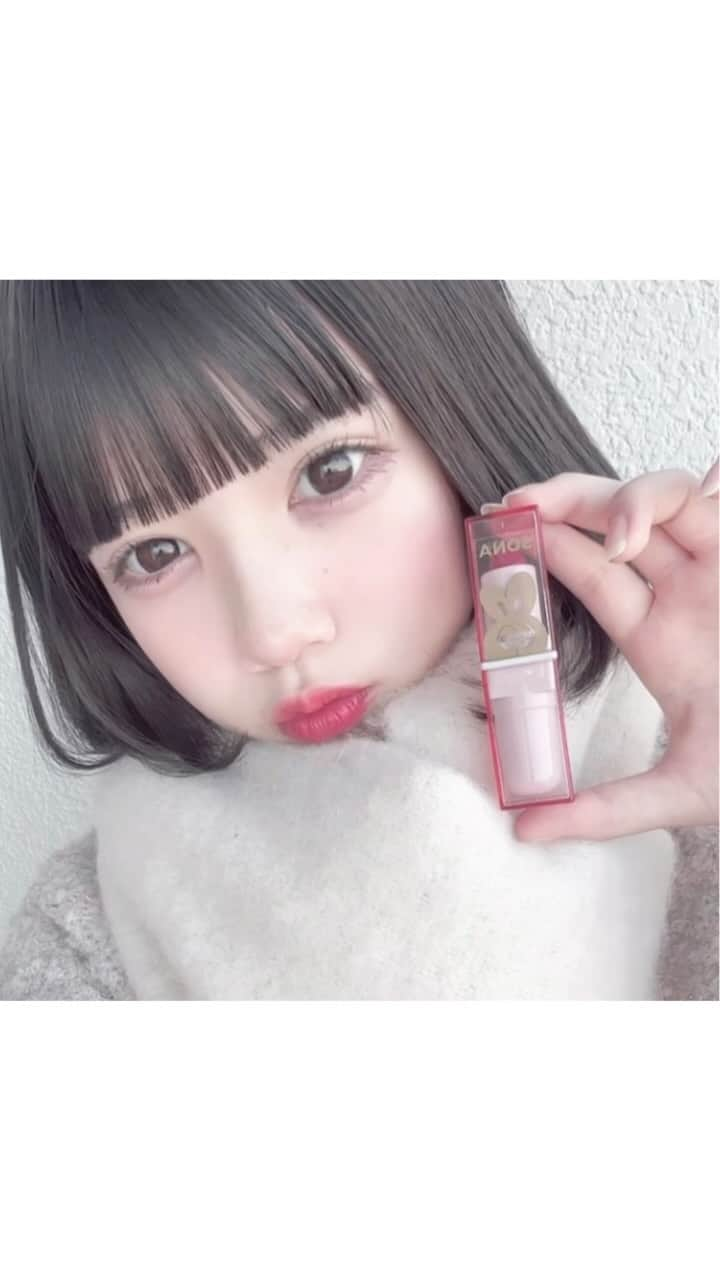 伊藤沙音のインスタグラム：「🧁🐰  ニコラ12月号ふろく｢SONA うるうるリップバーム｣🍓  動画で紹介してみたよ~♡   #伊藤沙音 #nicola #ニコラ12月号発売中  #SONA #ソナ」