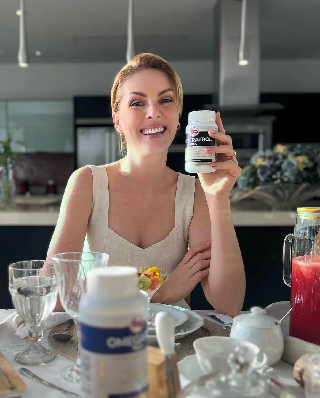 Ana Hickmannさんのインスタグラム写真 - (Ana HickmannInstagram)「Bom dia com muita saúde e @vitafornutrientes pra toda família !!!   #familia #vitafor #anahickmann #saude #bomdia」11月2日 19時02分 - ahickmann