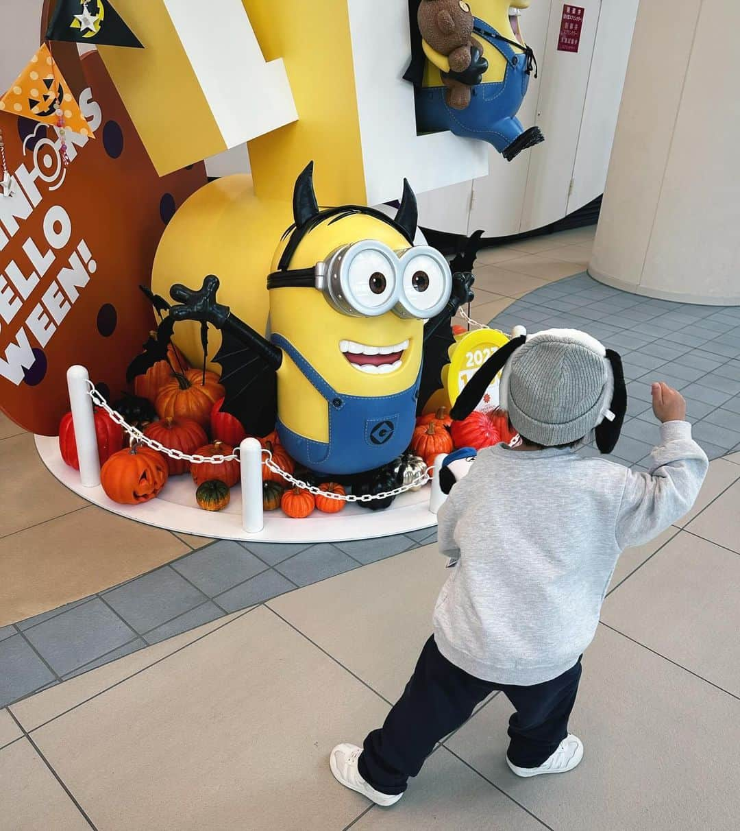 瀬戸サオリさんのインスタグラム写真 - (瀬戸サオリInstagram)「幼稚園の運動会が終わって 幼稚園がお休み中なので USJへハロウィン旅行🎃しました❤︎ （まぶしかった暑すぎた）  2泊3日🚄たのしかった〜👻 1日２万歩も歩いてた😭笑。。  またユニバレポのんびりupします🍿  #ユニバーサルスタジオジャパン」11月2日 19時12分 - seto_saori