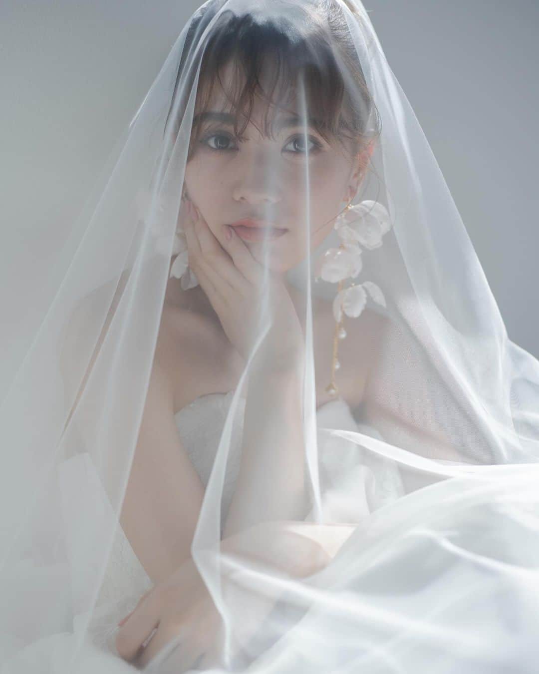 青井乃乃さんのインスタグラム写真 - (青井乃乃Instagram)「阪急ウェディングさんの撮影📸✨️ 初めてのウェディングドレス撮影！本当に本当にどれも素敵なドレスで可愛かった~ いつか私にもドレスを着る時がくるのかな~💭♡  👗 @hankyu_wedding  📸 @takemura_photo  💄 @hairmake_yoshimi  @kitawaki_hairmake    #青井乃乃  #阪急ウェディング #ウェディングドレス #ウェディングヘアメイク #ブライダル撮影#ドレス撮影 #フリーランスモデル #ブライダルモデル」11月2日 19時13分 - no.17_11