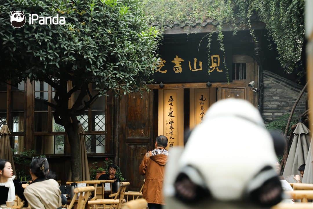 iPandaさんのインスタグラム写真 - (iPandaInstagram)「Taking advantage of the cooler weather, our lovely broadcaster Hua Hua strolled leisurely through the Kuanzhai Alley in Chengdu, Sichuan. 🐼 🐼 🐼 #Panda #iPanda #Cute #ChengduPandaTour #CutestPandaToy #PandaPic  For more panda information, please check out: https://en.ipanda.com」11月2日 19時13分 - ipandachannel