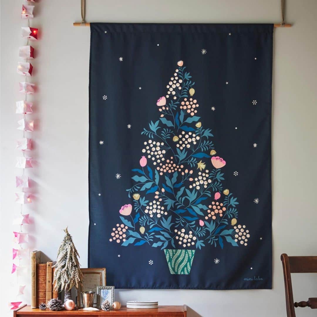 mini_labo_jp(ミニラボ) のインスタグラム：「ミニラボのデザインで大人かわいいクリスマス  シックな植物モチーフで描かれたツリーをインクジェットプリントで繊細に表現しました。 お手持ちのオーナメントや飾りをお好きにレイアウトしても素敵。  リビングや寝室の壁に飾るだけで一気にクリスマスムードが高まります。 ―――――――  各アイテムのページは画像をタップしてご覧ください。 ベルメゾンサイトにて商品番号でも検索していただけます。  ☑ クリスマスタペストリー 商品番号：1238449  #minilabo #ミニラボ #ベルメゾン #BELLEMAISON #インテリア #寝室インテリア #リビングコーディネート #クリスマス #クリスマスツリー #冬インテリア  #タペストリー  #丁寧な暮らし #花柄 #おしゃれな暮らし #日常を大切に #暮らしを楽しむ #シンプルに暮らす」