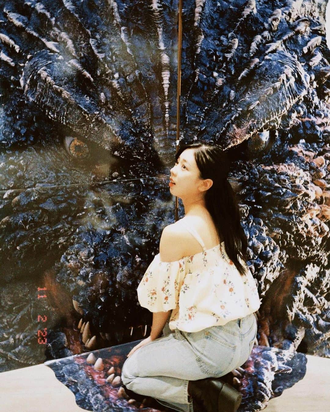 平岡映美のインスタグラム：「私の好きなところにはいつもゴジラがいるのです。 ・ 小さい頃から、ゴジラや七人の侍のポスターを見るとドキドキする平岡です。」