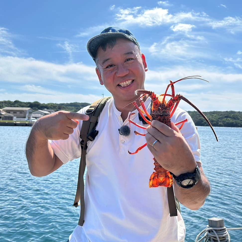 西村瑞樹（西村キャンプ場）のインスタグラム：「空と海とイセエビと🦐  11月です！４日(土)の『#西村キャンプ場』は、 新シリーズ長崎県西海市でキャンプだホイ！  今回の旅のテーマは 「西村キャンプ場、長崎でめっちゃ 　人気あるんじゃないか説検証の旅」。  港で聞き込みをしていると、 早速イセエビの漁師さんを発見！  大喜びの西村さんでしたが、 その日は惜しくもイセエビ漁がお休みで…😥  #バイきんぐ西村 #バイきんぐ #西村瑞樹 #キャンプ #キャンプだホイ #camping #キャンプ飯 #キャンプ料理 #ソロキャンプ #旅行 #広島 #長崎 #西海」