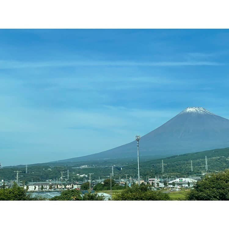 石川さゆりさんのインスタグラム写真 - (石川さゆりInstagram)「今年は11月になっても25度の夏日？？全国的に秋はどこですか〜  熊本に入りました 明日、熊本城ホールでコンサートです。 明日の熊本も暑くなりそうです😊✨🎶 九州の皆さんお越し下さい❣️  2枚目の写真は、雪が少なくてちょっとさみしい富士山🗻☺️  ————————— 【石川さゆりコンサート　４人の音楽仲間と】 ■2023年11月3日（金・祝） 熊本城ホール・メインホール 開演 13:00  ■2023年11月4日(土)  北九州芸術劇場 大ホール 開演 13:00／開演 17:00 —————————  #石川さゆり #sayuriishikawa #熊本 #北九州 #コンサート #熊本城 #富士山 #ちょっと気になる」11月2日 19時06分 - sayuri_ishikawa_official