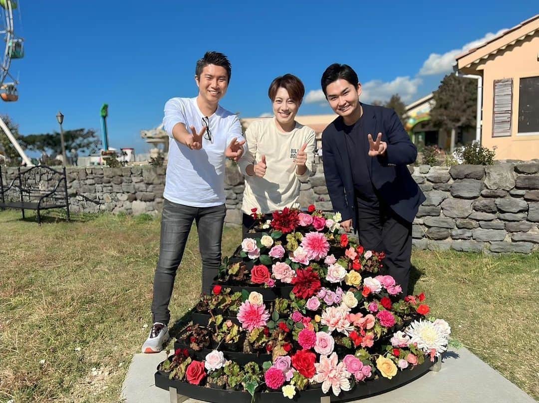 はやぶさのインスタグラム：「昨日の収録時に撮った写真です。 元気いっぱいな一条貫太さん彩青さんと。 演歌が大好きな気持ちが同じで嬉しいです‼︎  【EN】  This photo was taken during yesterday's shooting. With the energetic Kanta Ichijo san and Ryusei san  I'm glad we share the same love for enka‼︎  #はやぶさ #ヒカル #ヤマト #大滝ひかる #駿河ヤマト #イベント #一日一枚  #写真  #hayabusa #hikaru #yamato #event  #picstory  #picstagram #photooftheday  #photogram  #hayabusadiary  #はやぶさの日記  #fotohariinit」