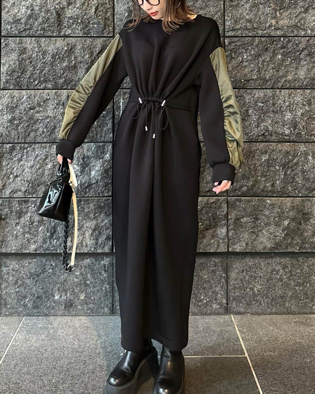 冨張愛さんのインスタグラム写真 - (冨張愛Instagram)「毎日着たくなる着心地最高服🧥 数ある生地の中でダンボール素材というものが 本当にホントに大好きなのですが... このワンピースは異素材mix でデザイン性もあり とても可愛いくてお気に入り。 体のラインを拾わないから、 寒くなったら極暖ヒートテック仕込めるのも嬉しい☃️ 今だけZOZOTOWNでSHOP内セール中とのこと🫶 * onepiece ... #lhelbie @lhelbie_official  bag ... #longchamp 👓 ... #tomford shoes ... #valentino #instagood #coordinate #ootd #outfit #fashion #instafashion #meg_ootd #pr #코디네이트 #패션 #카메라 #コーディネート #コーデ #ファッション #今日のコーデ #今日の服 #157cmコーデ #ワンピース #ロンシャン #トムフォード #ダンボールワンピース #カジュアルコーデ #ヴァレンティノ #ブーティ #お仕事服」11月2日 19時08分 - megumitomihari