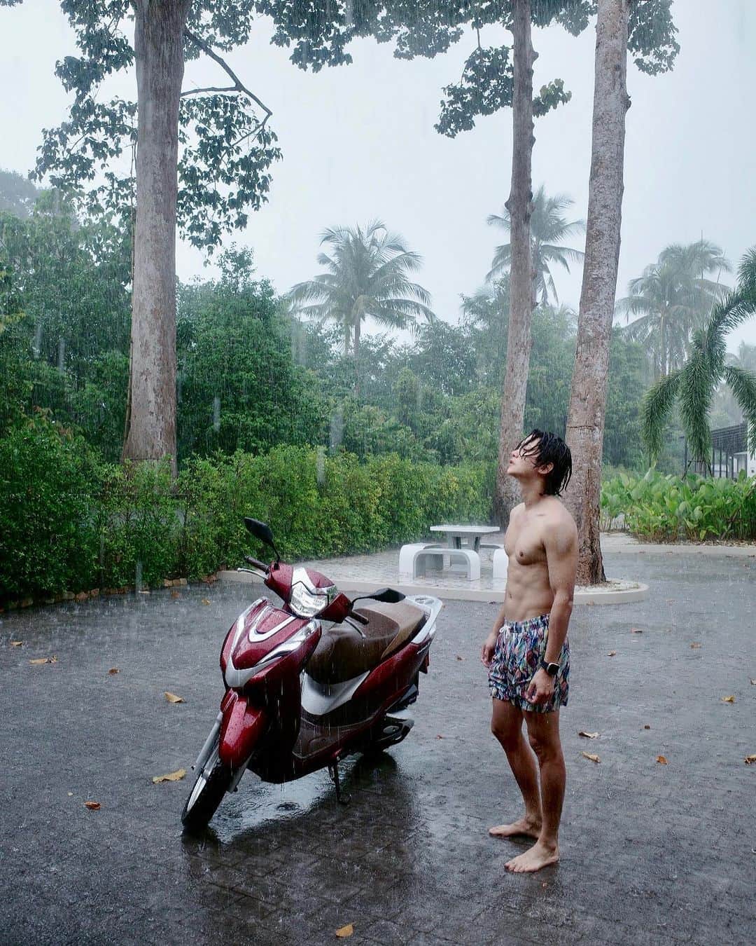 カン・ギュンソンさんのインスタグラム写真 - (カン・ギュンソンInstagram)「⠀ 태국의 색이 물씬 풍기는 옷을 입고 주유를 한 뒤 이곳저곳 돌아다니기! 오랜만에 오토바이 타니까 재미있네~🥰🛵 ⠀ #thailand #khanom」11月2日 19時11分 - noel_kyunsung