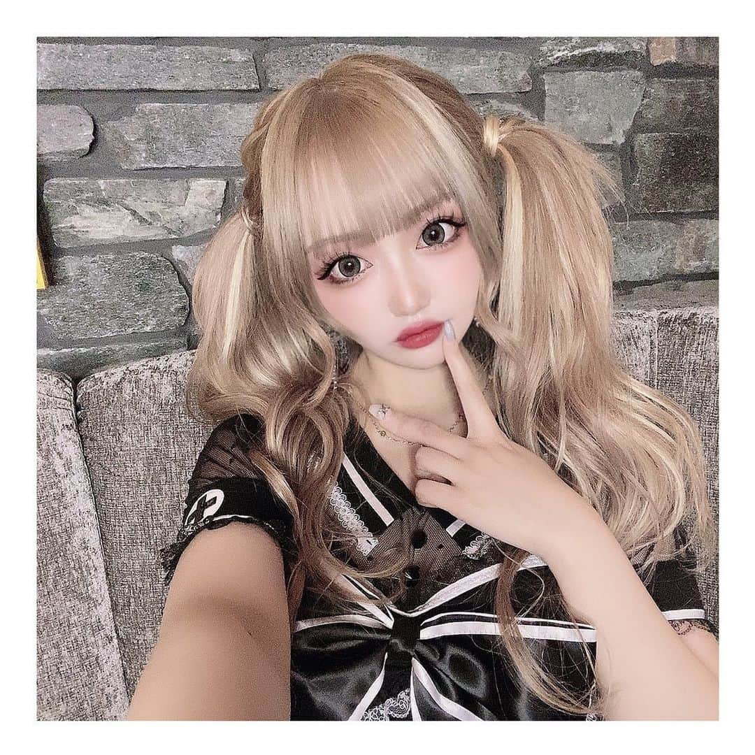 りせりさんのインスタグラム写真 - (りせりInstagram)「💇‍♀️♡ ⁡ ⁡ ⁡ 今回はハイトーンにした！ @colext_by_ivan さんに安定にお願いしました🥹🫶🏻 ⁡ 昔ずっとやってたミルクティー系に戻したよ！ どうですかっ！反応待ってる🌷💫 ⁡ ⁡ ⁡ #ハイトーン #ヘアカラー #黒猫 @rsr_0717  #ハイトーン #ヘアカラー #黒猫 #可愛い #お洒落 #ファッション #コーディネート #ブラック #ギャル #イベント #ハロウィン #nurse #black #cat #cute #fashion #coordinate #gal #event #halloween #instagram #instagood」11月2日 19時11分 - rsr_0717