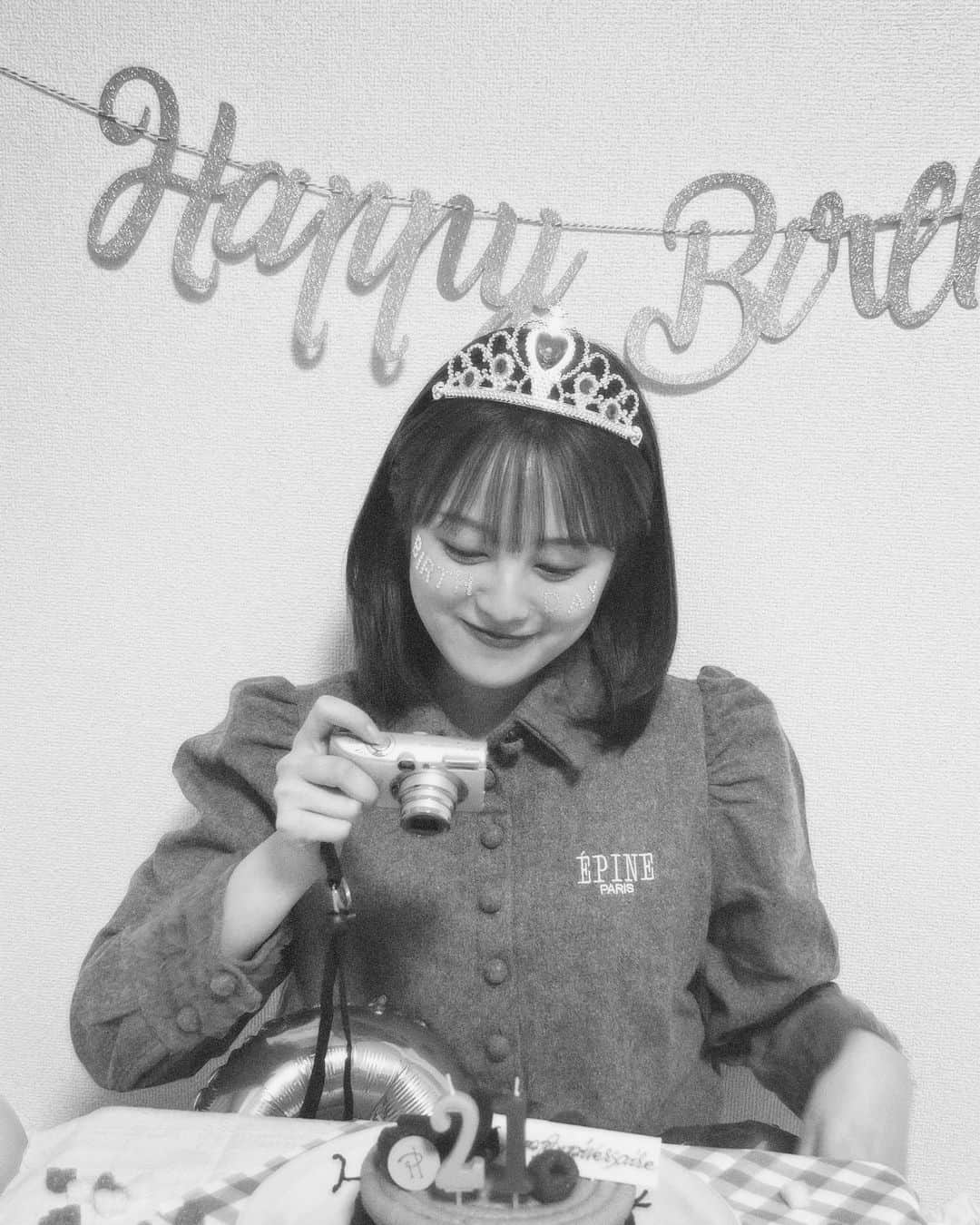 福山絢水のインスタグラム：「本日21歳迎えました🎂  沢山メッセージありがとうございます!!  やっとハタチだと自覚してきた頃なのに、、！笑 本当にあっという間です。 20はとても濃くて楽し過ぎる一年でした♡  21の私も元気に頑張ります！  宜しくお願いします🎵」