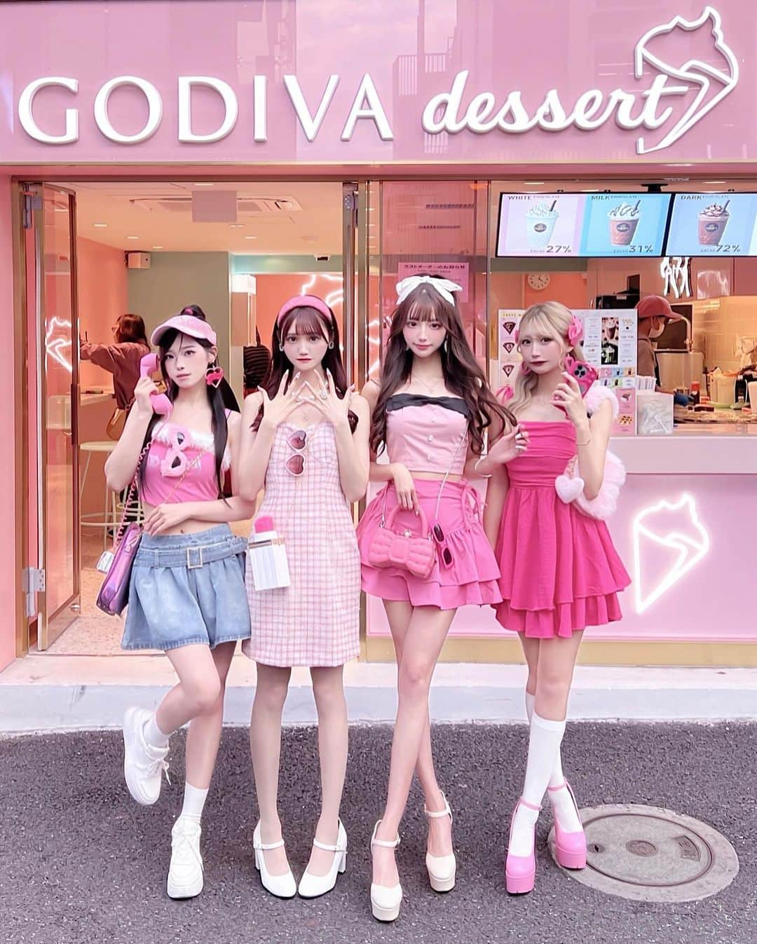 あやちゃんさんのインスタグラム写真 - (あやちゃんInstagram)「4人でBarbie💕 今年もこのメンツでできるの嬉しいッ💖 個性豊かな Barbieちゃん達🎀  #バービーコスプレ #バービー #バービー人形 #ピンクコーデ #ハロウィンコスプレ #ハロウィンパーティー #コスプレ #ビビットピンク #ピンクコーデ #pink #barbiestyle #barbiedoll #barbiegirl #barbiecore」11月2日 19時21分 - aya.you.love.r