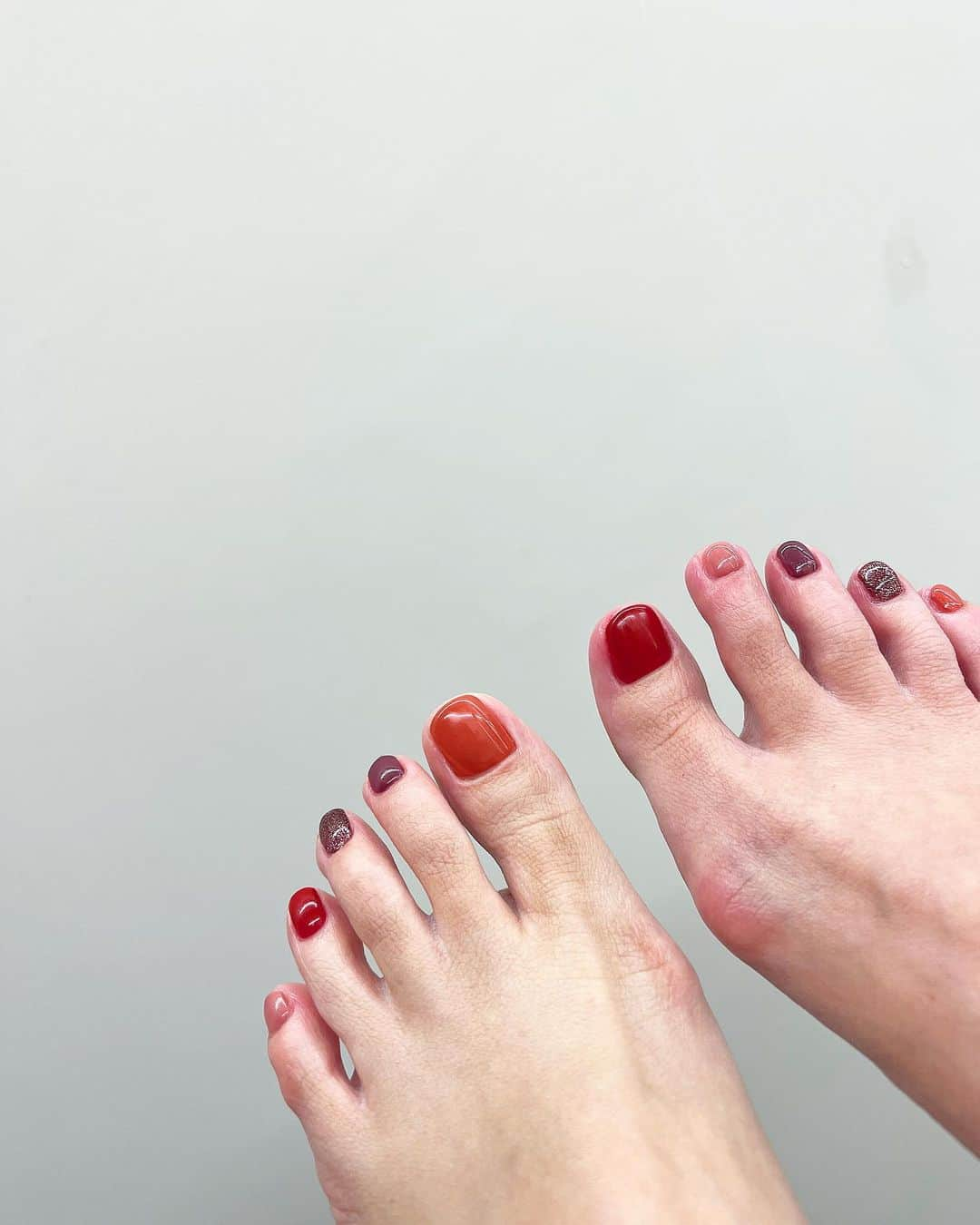 Kana Kobayashiのインスタグラム：「秋色詰め込んだ🍁 #秋色 #Autumn #フットネイル #pedicure #フットケア #秋ネイル #シンプルネイル #大人ネイル #ジェルネイル #ネイル #ネイルアート #ネイルデザイン」