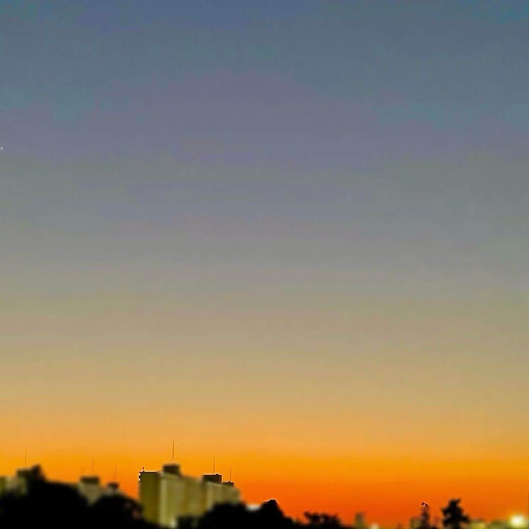 吉井明子のインスタグラム：「心許ない空 すぐ暮れてしまう  Today's sunset sky.  #空 #夕焼け #tokyo #sky #sunset #日落 #일몰　#matahariterbenam」