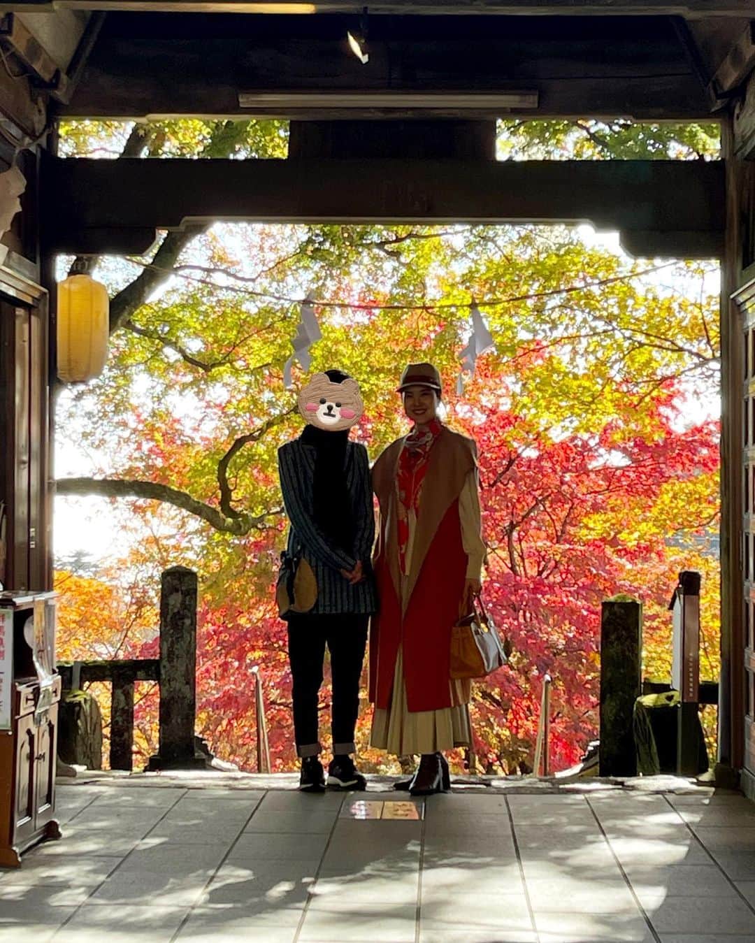 深澤里奈さんのインスタグラム写真 - (深澤里奈Instagram)「◯◯◯  昨日、今日と、軽井沢をご案内。 明日からの三連休はとても混みそうな予感がしていますが、この2日間は恵まれたお天気、鮮やかな紅葉の中、色々なお気に入りの場所を巡ることができました。  改めてなんて美しい町なのでしょう…と、案内する私もため息が出るほどでした。 それにしても、暖かすぎてちょっと調子が狂うほどです。乾燥してきているので、テーブル茶用のチークのテーブルに、メンテナンス用のオイルをスリスリ塗り込みました。  発地市庭にもご案内しましたが、生き生きとしたミントがあったので、ミントティーを。庭の紅葉を愛でながら一服。  そうそう、熊野皇大神社に運試しの『運矢』があるのですが、この度やっっっっと入りました笑  #秋の軽井沢 #紅葉 #熊野皇大神社 #無垢のテーブル #ファイヤーキング #ミントティー」11月2日 19時14分 - rinatj