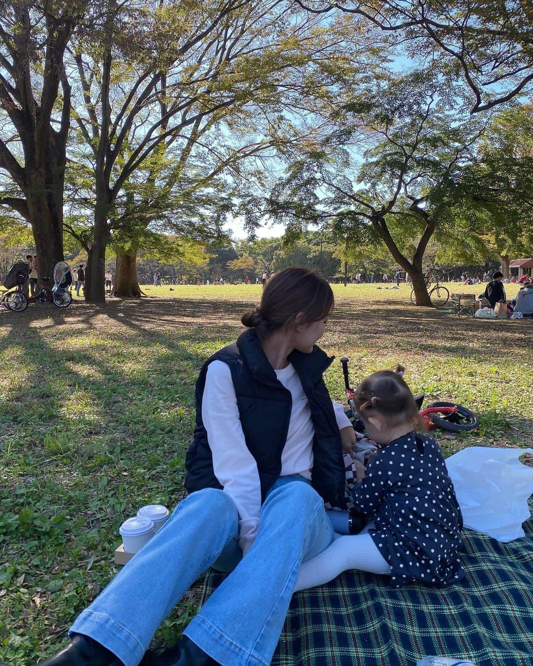 ᴱᴸᵞさんのインスタグラム写真 - (ᴱᴸᵞInstagram)「☕️🖤🌳 ここのカフェラテ美味しかった~✨  日本じゃないみたいに 外国籍の方が多くてびっくり！  めちゃくちゃ賑わってたけど 店員さん達テキパキしててスムーズだったし、 焼き菓子系も美味しそうだったから また行きたい☺️  📍Little Nap COFFEE STAND (代々木)」11月2日 19時15分 - diary___ely