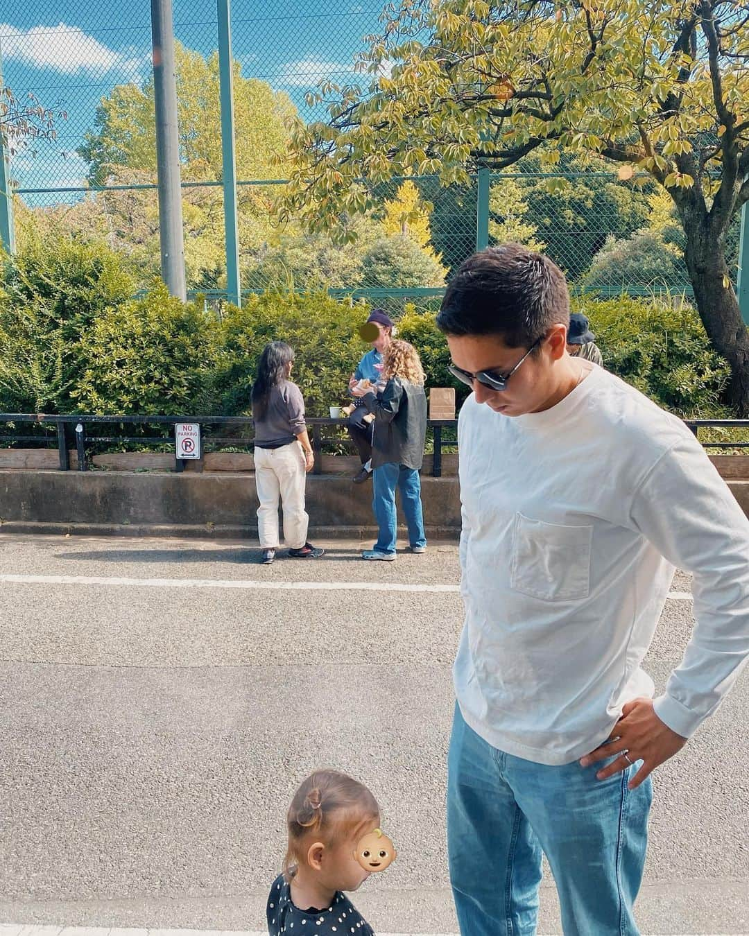 ᴱᴸᵞさんのインスタグラム写真 - (ᴱᴸᵞInstagram)「☕️🖤🌳 ここのカフェラテ美味しかった~✨  日本じゃないみたいに 外国籍の方が多くてびっくり！  めちゃくちゃ賑わってたけど 店員さん達テキパキしててスムーズだったし、 焼き菓子系も美味しそうだったから また行きたい☺️  📍Little Nap COFFEE STAND (代々木)」11月2日 19時15分 - diary___ely