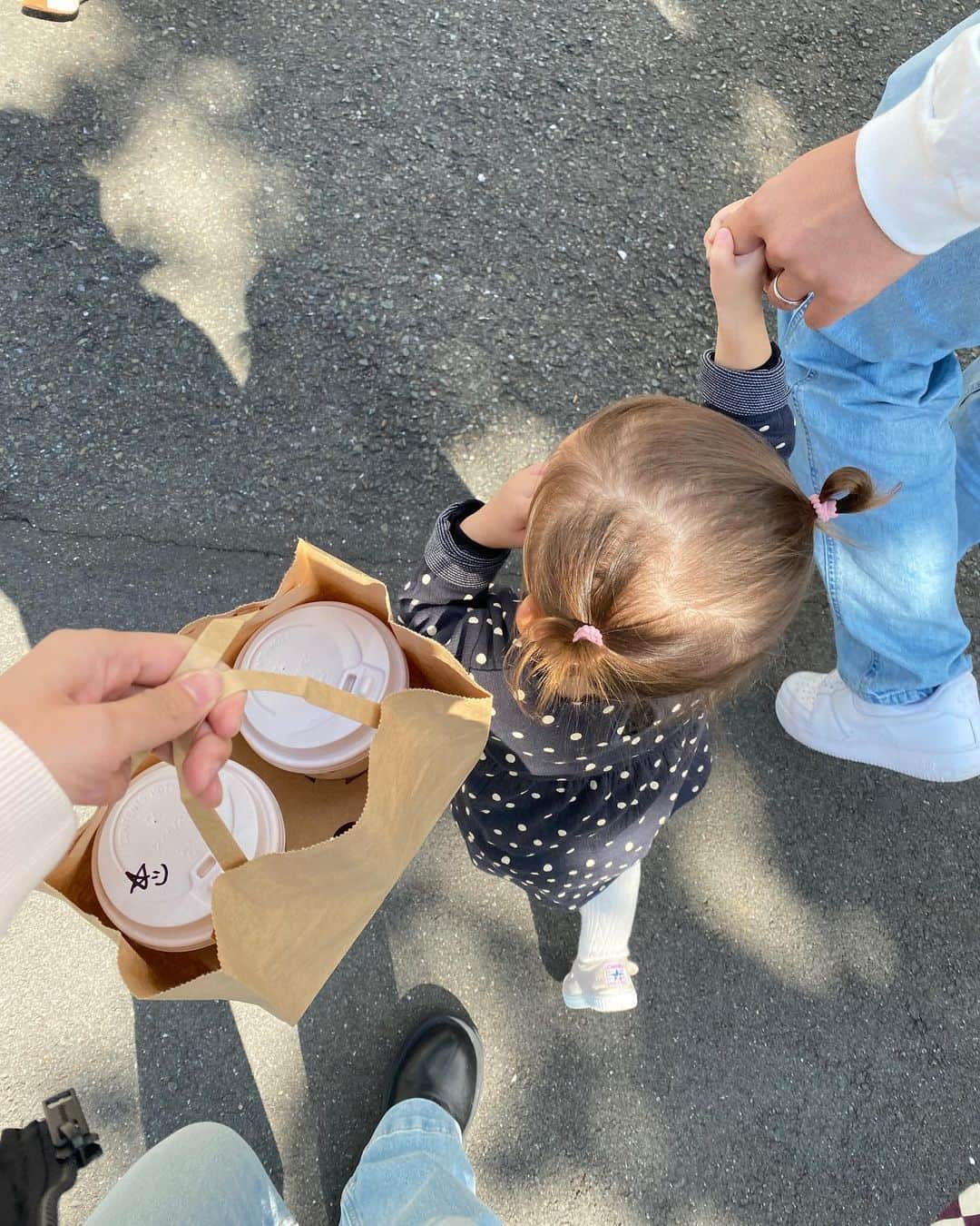 ᴱᴸᵞさんのインスタグラム写真 - (ᴱᴸᵞInstagram)「☕️🖤🌳 ここのカフェラテ美味しかった~✨  日本じゃないみたいに 外国籍の方が多くてびっくり！  めちゃくちゃ賑わってたけど 店員さん達テキパキしててスムーズだったし、 焼き菓子系も美味しそうだったから また行きたい☺️  📍Little Nap COFFEE STAND (代々木)」11月2日 19時15分 - diary___ely