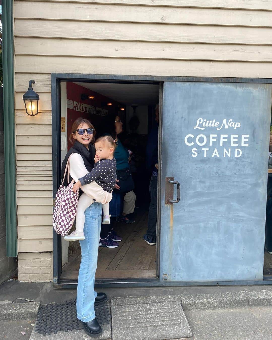 ᴱᴸᵞのインスタグラム：「☕️🖤🌳 ここのカフェラテ美味しかった~✨  日本じゃないみたいに 外国籍の方が多くてびっくり！  めちゃくちゃ賑わってたけど 店員さん達テキパキしててスムーズだったし、 焼き菓子系も美味しそうだったから また行きたい☺️  📍Little Nap COFFEE STAND (代々木)」