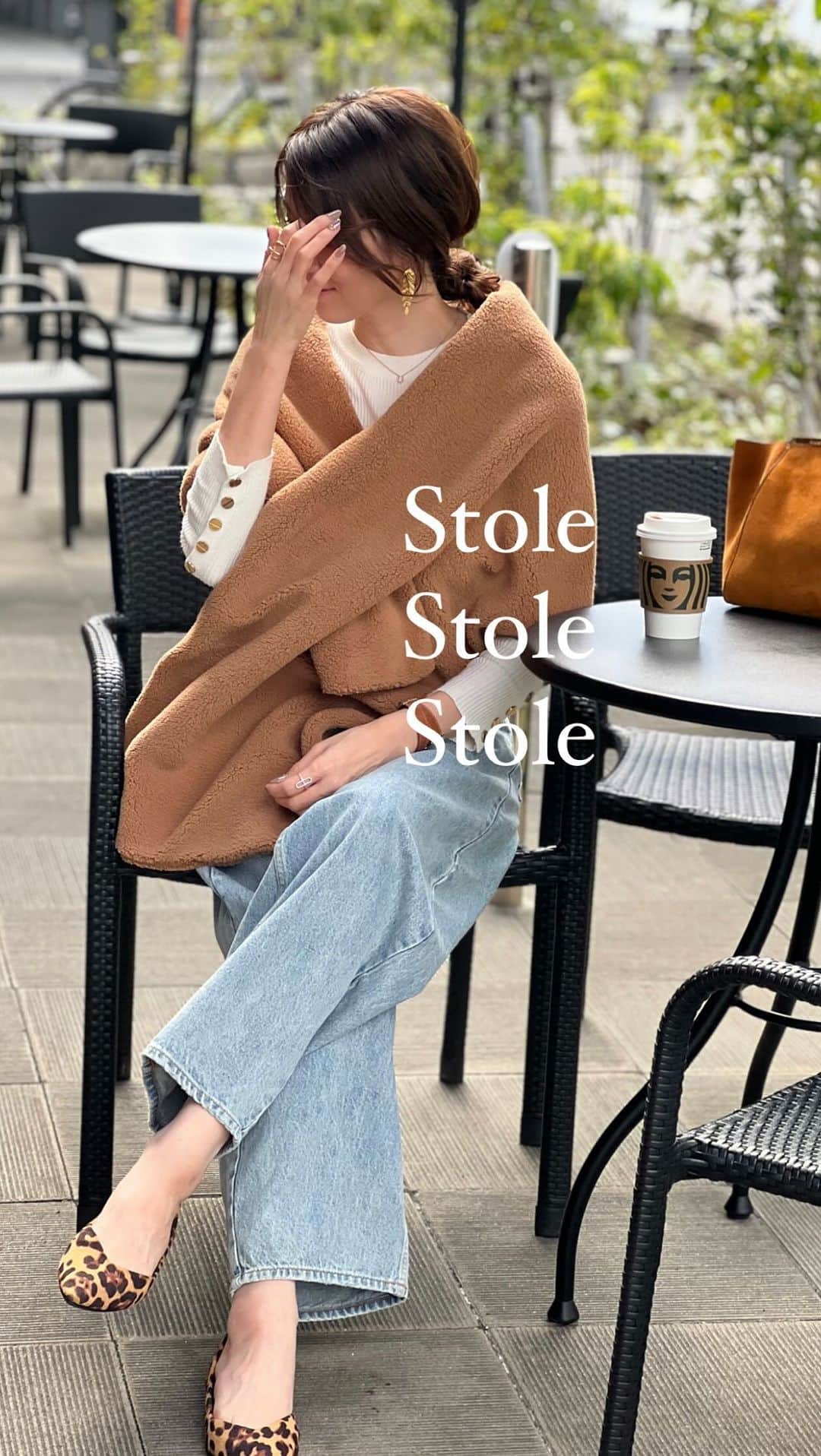 kazumint20のインスタグラム：「stole  coordinate🧣10コーデ‼︎ 11月に入ったから今年もストールコーデいろいろ。 今年は毛布みたいなボアストールを追加。モフモフで可愛い🧸♡  リールの動画は多分早すぎるので🙏静止画でも残そうかな☻  🧣 1.  @meri.onlinestore  2.  @asaucemeler  3.  @joshuaelliscashmere  4.  @joshuaelliscashmere  5.  @johnstonsofelgin  6.  @toteme 7.  @loewe 8.  @asaucemeler  9.  @acnestudios  10  @acnestudios   . #coordinate#reelsinstagram#stole#stolecollection#locari#partegram#joshuaellis#asaucemeler#acnestudios#loewe#ストール#ストールコーデ#秋コーデ#冬コーデ#大人カジュアル#大人カジュアルきれいめコーデ  .」