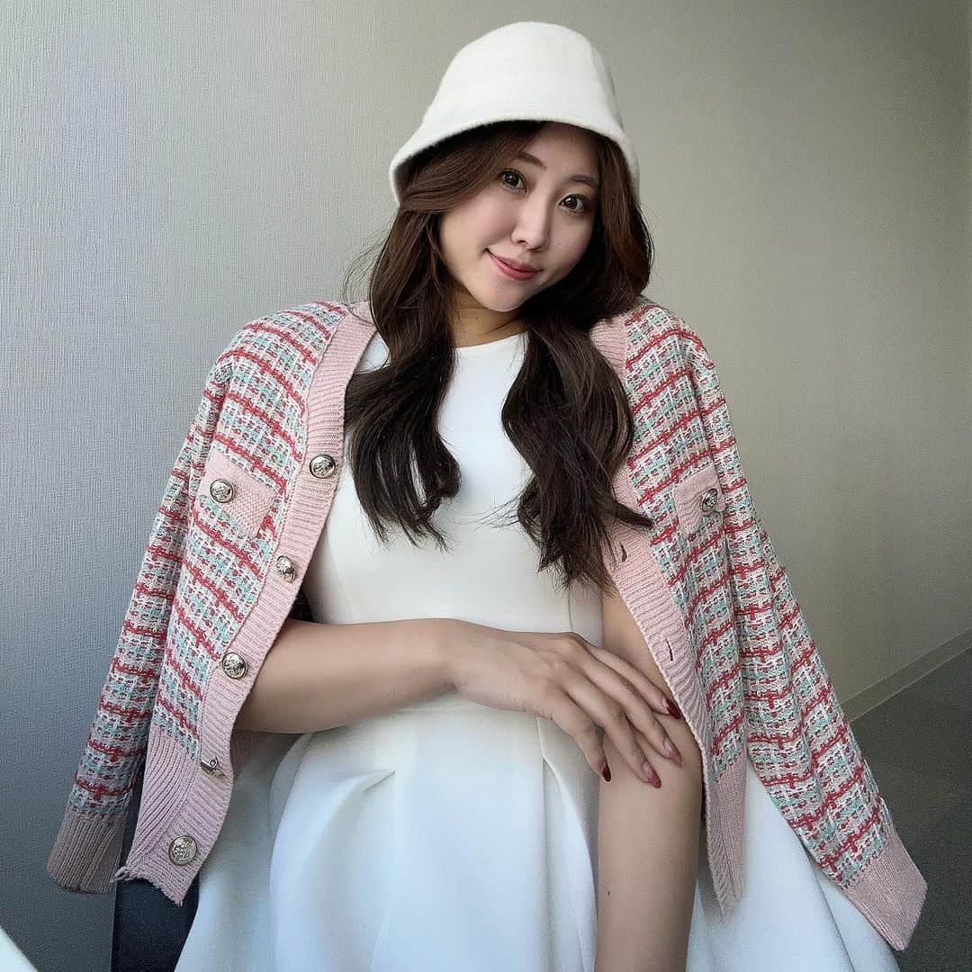 のインスタグラム：「ガーリーな日🎀  ✔︎cardigan @lacvert_official  ✔︎onepiece @ladym_jp  ✔︎hat @uniqlo_jp  ✔︎boots @randa_pic   ツイード風カーディガン🫧 今の時期にぴったりな羽織♪ もう夜は結構寒くなってきたよね🤍  お気に入りのワンピースと合わせて ガーリーな気分の日でした😌✌️  ┈┈┈┈┈┈┈┈┈♡  #lacvert #ラックヴェール #韓国通販 #韓国ファッション #お洒落さんと繋がりたい #ワンピースコーデ #20代コーデ #30代コーデ #リゾートコーデ #旅行コーデ #プチプラファッション #ZOZOTOWN #ゾゾタウン #大人カジュアル #ZOZOTOWN購入品 #大人カジュアルファッション #きれいめコーデ #きれいめカジュアル #今日のコーデ #お出かけコーデ #秋コーデ」