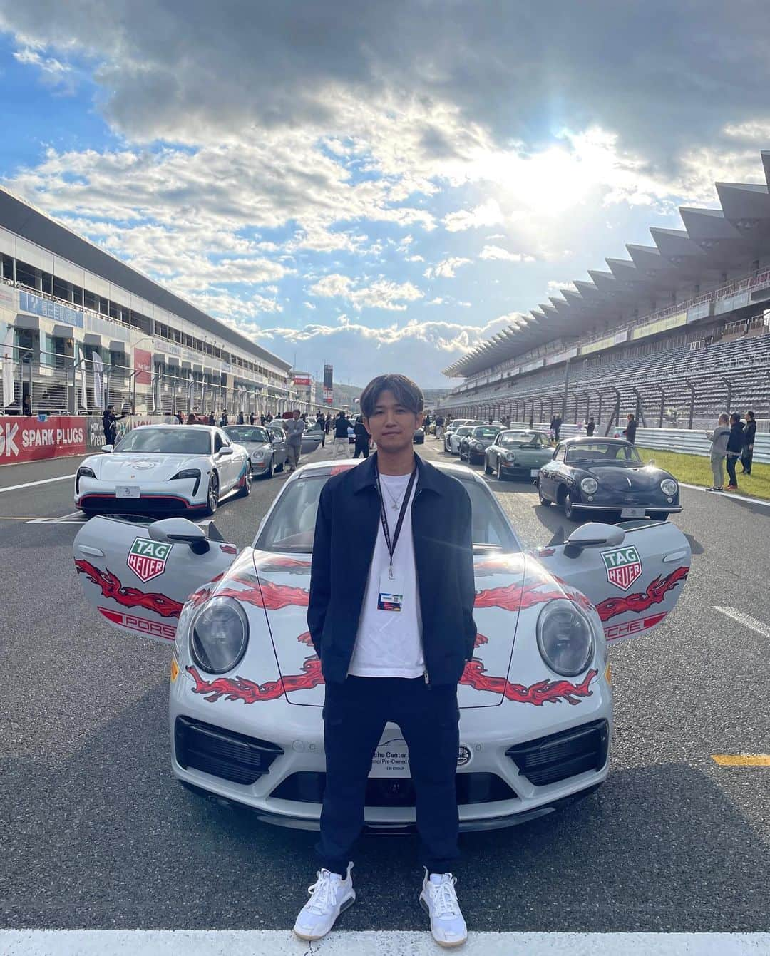 田村大さんのインスタグラム写真 - (田村大Instagram)「@porsche のスポーツカー生誕75周年を記念したイベントで、デザインしたラッピングカーがコースを走りました。  最高のクオリティを求め続けてきた伝統あるブランドの記念すべき日に、自己ベストを更新し続けることをテーマにしてきた自分自身の活動が交れたことを心から嬉しく思います。  最後のパレードランで合計約220台のポルシェの先頭をラッピングカーが先導し、その助手席に乗らせて頂けたことは僕の一生の宝物です。」11月2日 10時21分 - dai.tamura