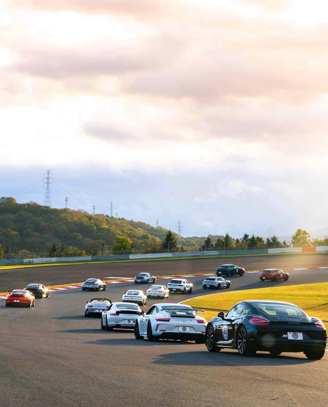 田村大さんのインスタグラム写真 - (田村大Instagram)「@porsche のスポーツカー生誕75周年を記念したイベントで、デザインしたラッピングカーがコースを走りました。  最高のクオリティを求め続けてきた伝統あるブランドの記念すべき日に、自己ベストを更新し続けることをテーマにしてきた自分自身の活動が交れたことを心から嬉しく思います。  最後のパレードランで合計約220台のポルシェの先頭をラッピングカーが先導し、その助手席に乗らせて頂けたことは僕の一生の宝物です。」11月2日 10時21分 - dai.tamura