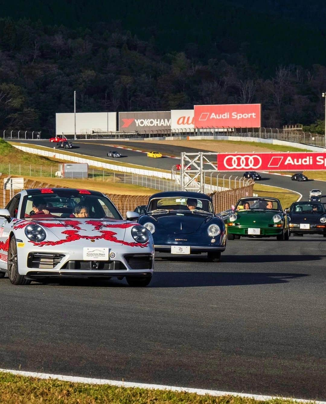 田村大さんのインスタグラム写真 - (田村大Instagram)「@porsche のスポーツカー生誕75周年を記念したイベントで、デザインしたラッピングカーがコースを走りました。  最高のクオリティを求め続けてきた伝統あるブランドの記念すべき日に、自己ベストを更新し続けることをテーマにしてきた自分自身の活動が交れたことを心から嬉しく思います。  最後のパレードランで合計約220台のポルシェの先頭をラッピングカーが先導し、その助手席に乗らせて頂けたことは僕の一生の宝物です。」11月2日 10時21分 - dai.tamura